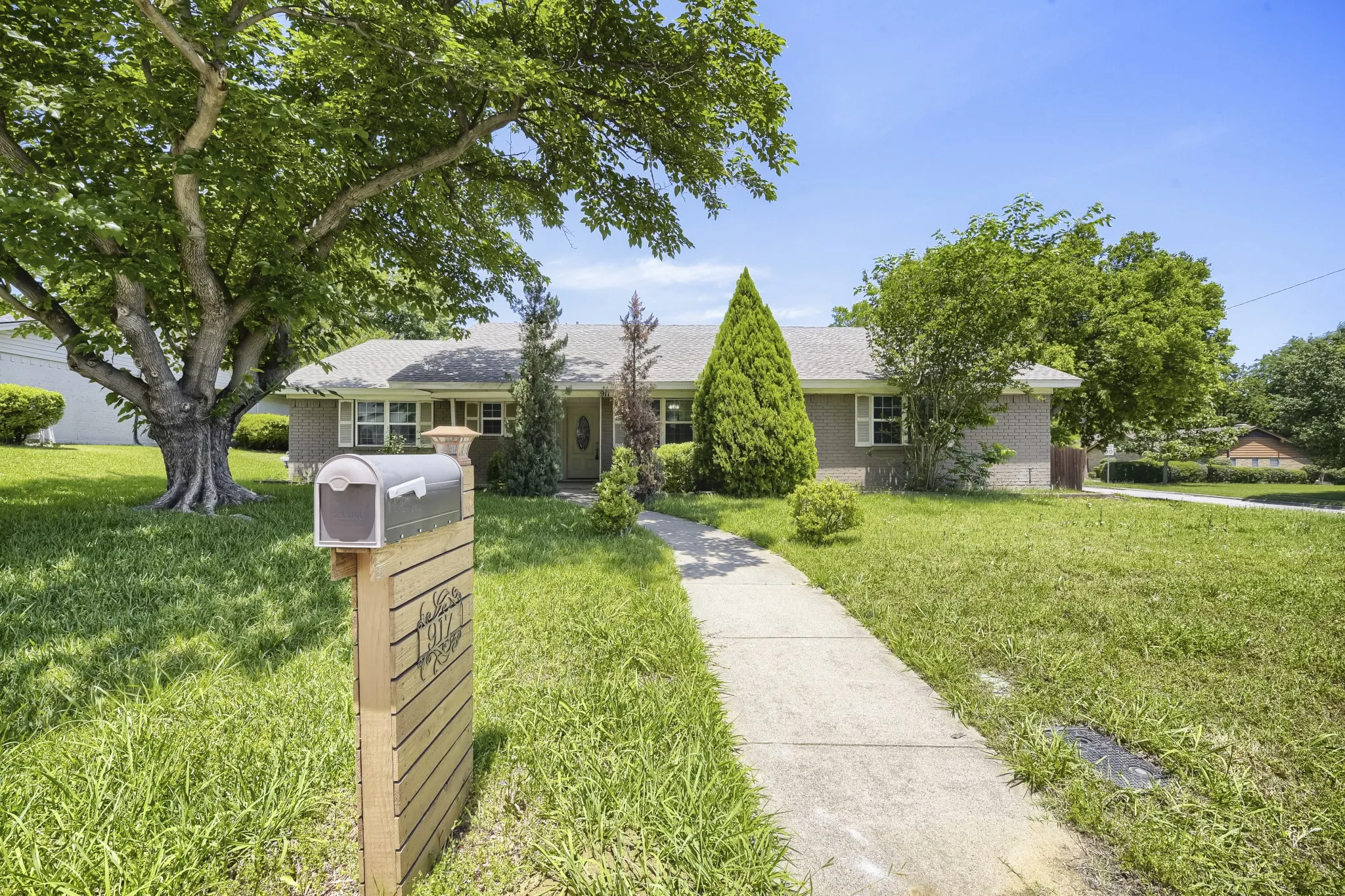 Single Family Residence For Sale in Tarrant County , 917 Stratford Drive, Bedford, Texas 76021, 4 Bedroom, 2 Bathroom, 2 Garage spaces, 2,056 Sqft, built in 1969, mls#21268265, Real Estate Agent in Bedford, Homes For Sale in Tarrant county, Homes For Sale in Bedford, Realtor in Bedford Texas, Real Estate Brokerage Independent Realty Texas, Luminita Cordes Realtor