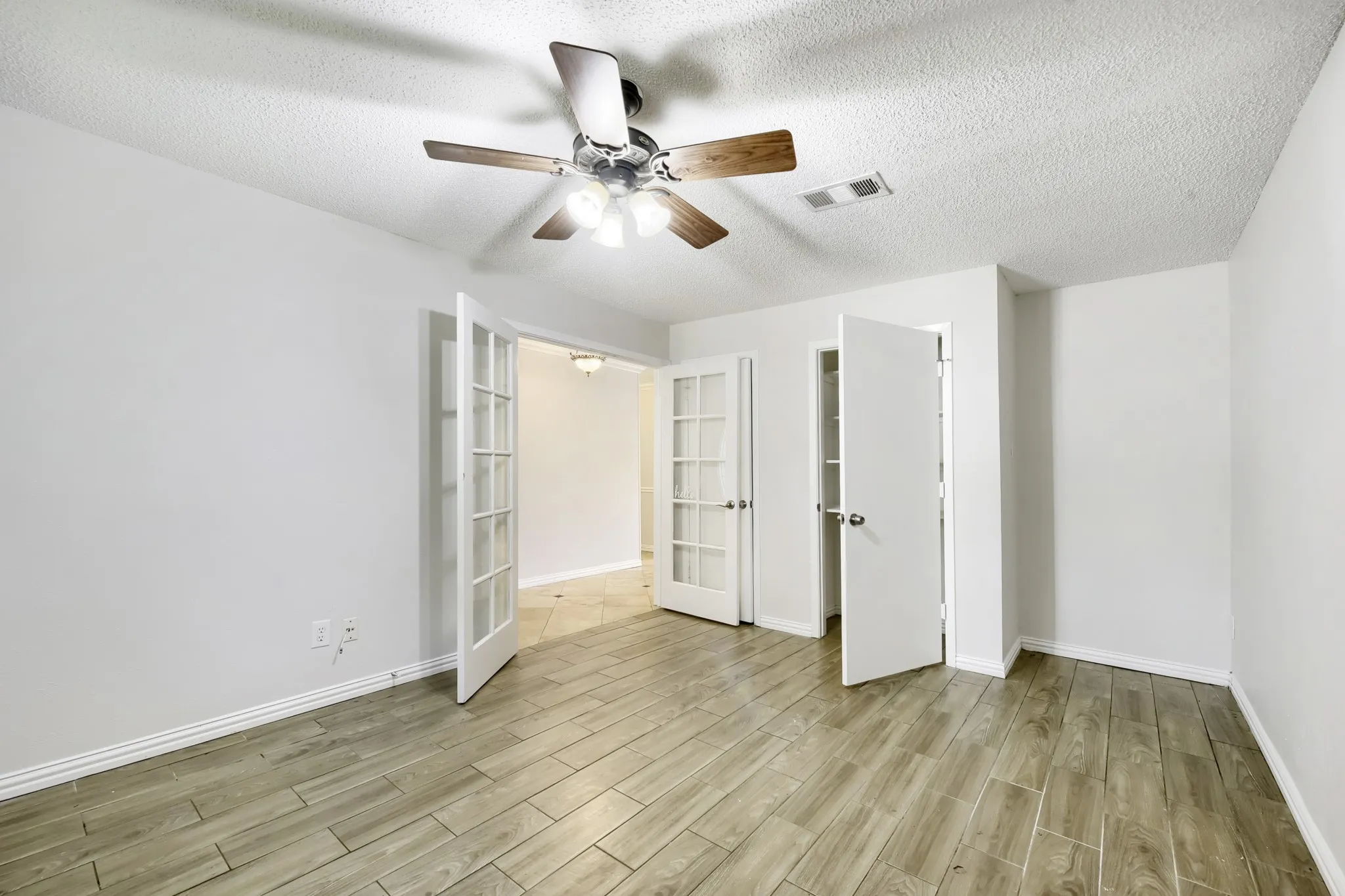 Single Family Residence For Sale in Tarrant County , 917 Stratford Drive, Bedford, Texas 76021, 4 Bedroom, 2 Bathroom, 2 Garage spaces, 2,056 Sqft, built in 1969, mls#21268265, Real Estate Agent in Bedford, Homes For Sale in Tarrant county, Homes For Sale in Bedford, Realtor in Bedford Texas, Real Estate Brokerage Independent Realty Texas, Luminita Cordes Realtor