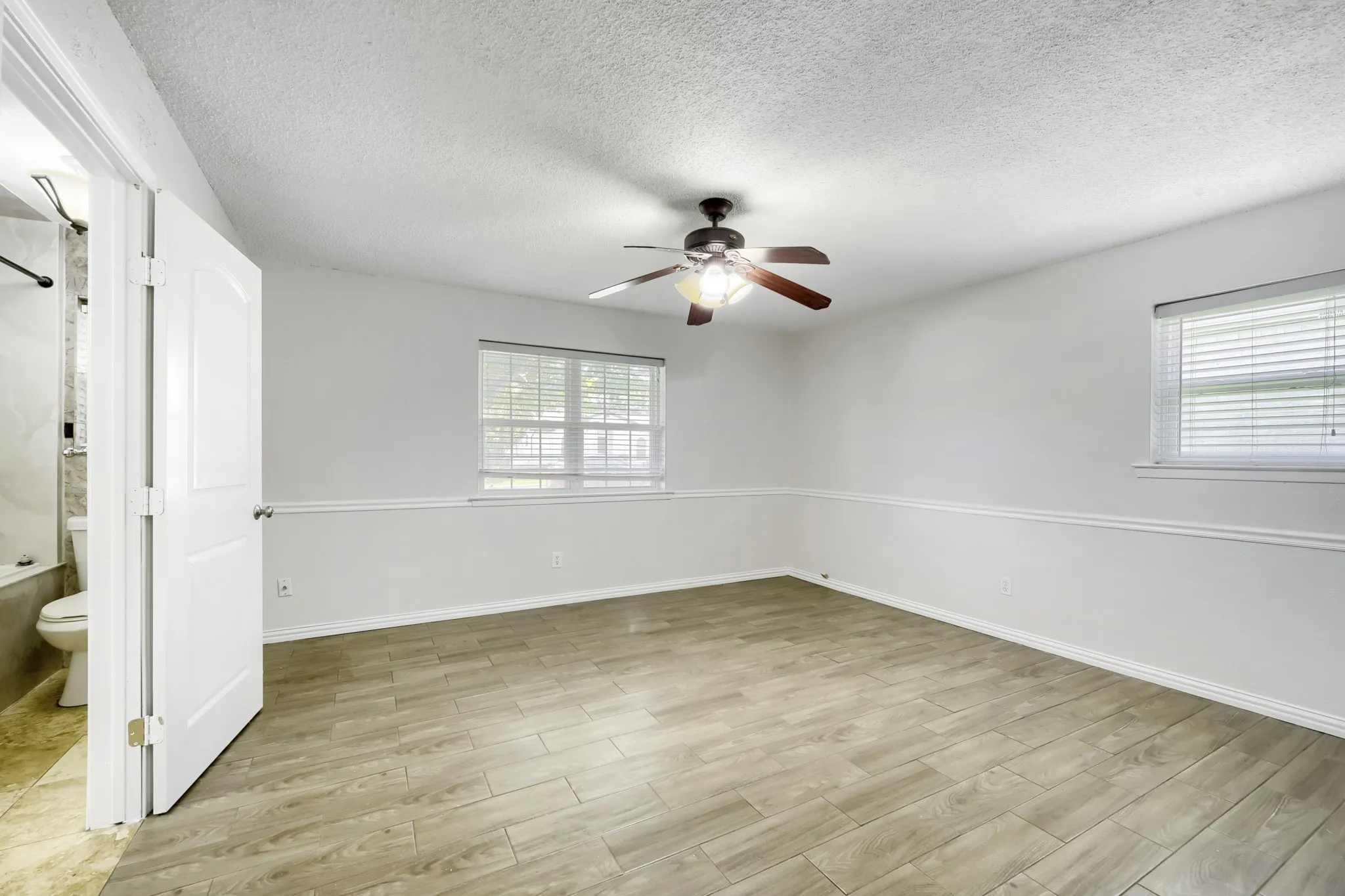 Single Family Residence For Sale in Tarrant County , 917 Stratford Drive, Bedford, Texas 76021, 4 Bedroom, 2 Bathroom, 2 Garage spaces, 2,056 Sqft, built in 1969, mls#21268265, Real Estate Agent in Bedford, Homes For Sale in Tarrant county, Homes For Sale in Bedford, Realtor in Bedford Texas, Real Estate Brokerage Independent Realty Texas, Luminita Cordes Realtor