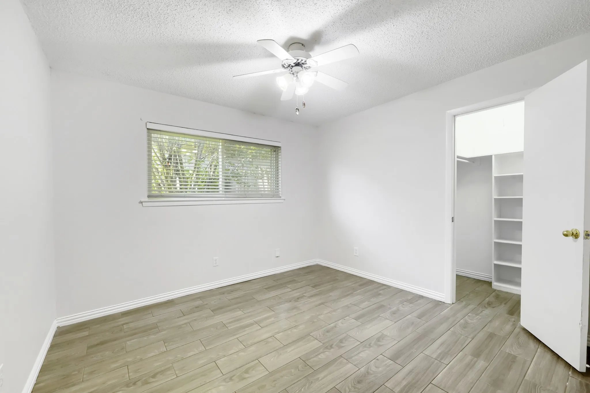 Single Family Residence For Sale in Tarrant County , 917 Stratford Drive, Bedford, Texas 76021, 4 Bedroom, 2 Bathroom, 2 Garage spaces, 2,056 Sqft, built in 1969, mls#21268265, Real Estate Agent in Bedford, Homes For Sale in Tarrant county, Homes For Sale in Bedford, Realtor in Bedford Texas, Real Estate Brokerage Independent Realty Texas, Luminita Cordes Realtor