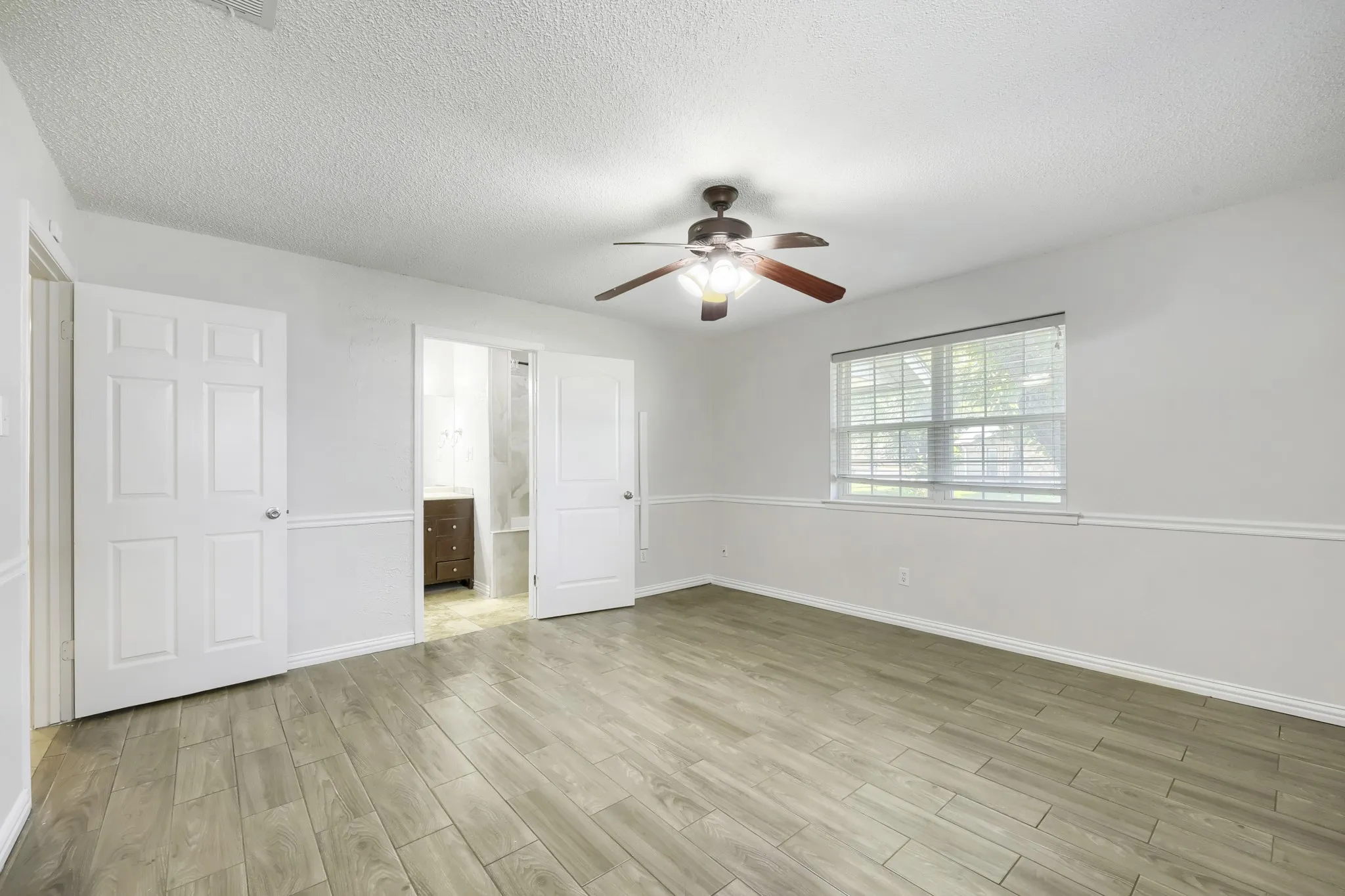 Single Family Residence For Sale in Tarrant County , 917 Stratford Drive, Bedford, Texas 76021, 4 Bedroom, 2 Bathroom, 2 Garage spaces, 2,056 Sqft, built in 1969, mls#21268265, Real Estate Agent in Bedford, Homes For Sale in Tarrant county, Homes For Sale in Bedford, Realtor in Bedford Texas, Real Estate Brokerage Independent Realty Texas, Luminita Cordes Realtor