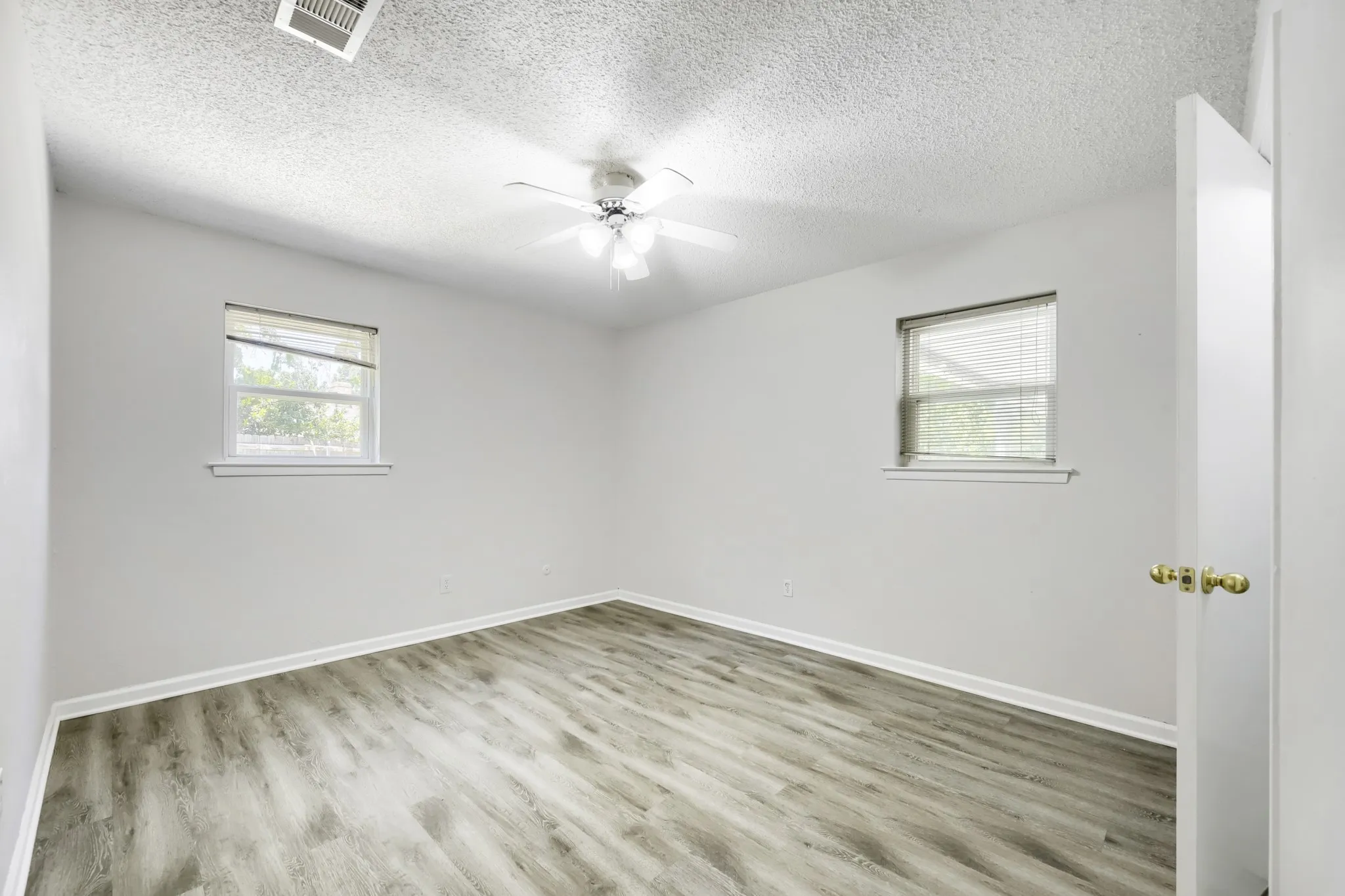 Single Family Residence For Sale in Tarrant County , 917 Stratford Drive, Bedford, Texas 76021, 4 Bedroom, 2 Bathroom, 2 Garage spaces, 2,056 Sqft, built in 1969, mls#21268265, Real Estate Agent in Bedford, Homes For Sale in Tarrant county, Homes For Sale in Bedford, Realtor in Bedford Texas, Real Estate Brokerage Independent Realty Texas, Luminita Cordes Realtor