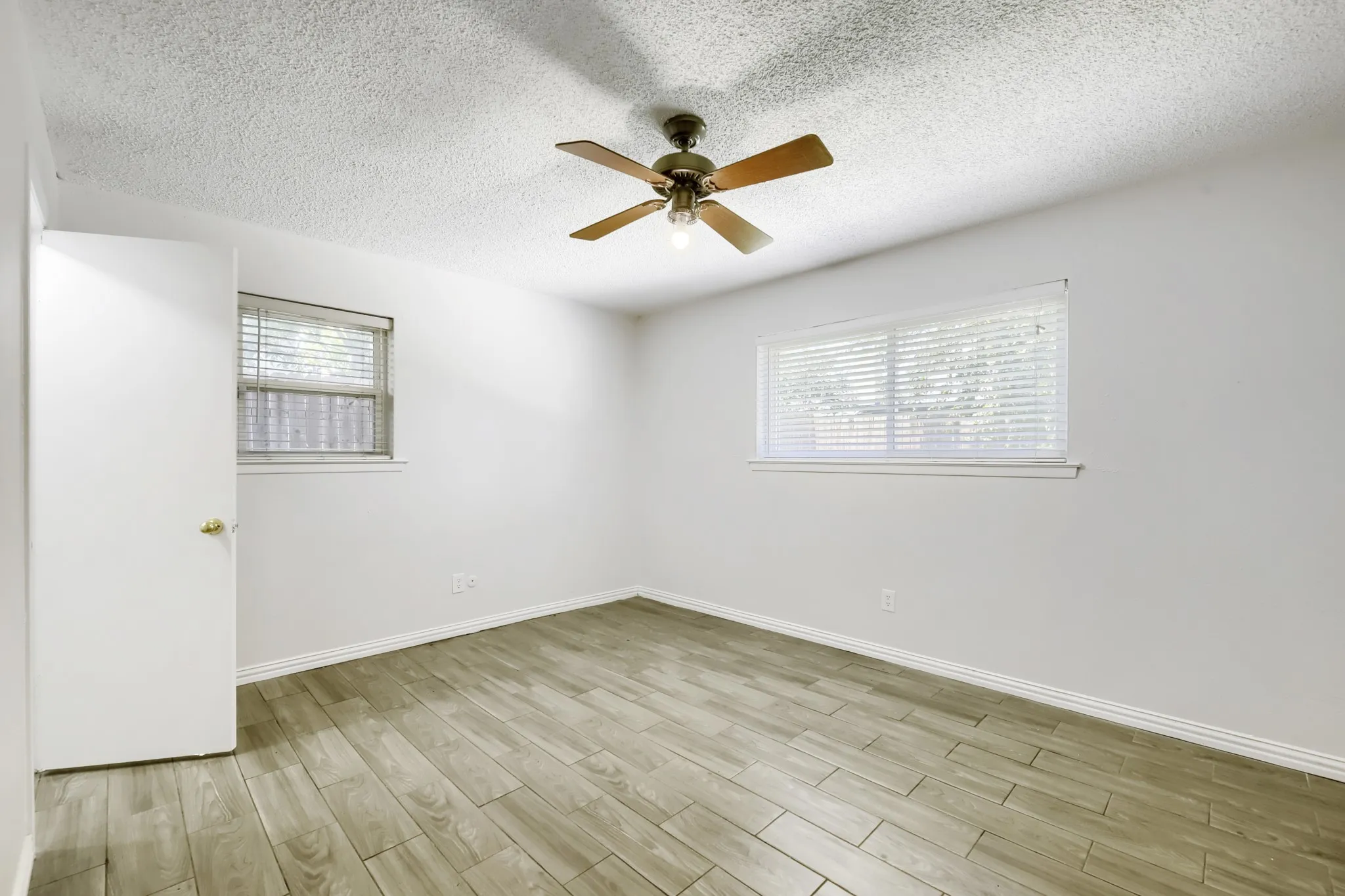 Single Family Residence For Sale in Tarrant County , 917 Stratford Drive, Bedford, Texas 76021, 4 Bedroom, 2 Bathroom, 2 Garage spaces, 2,056 Sqft, built in 1969, mls#21268265, Real Estate Agent in Bedford, Homes For Sale in Tarrant county, Homes For Sale in Bedford, Realtor in Bedford Texas, Real Estate Brokerage Independent Realty Texas, Luminita Cordes Realtor