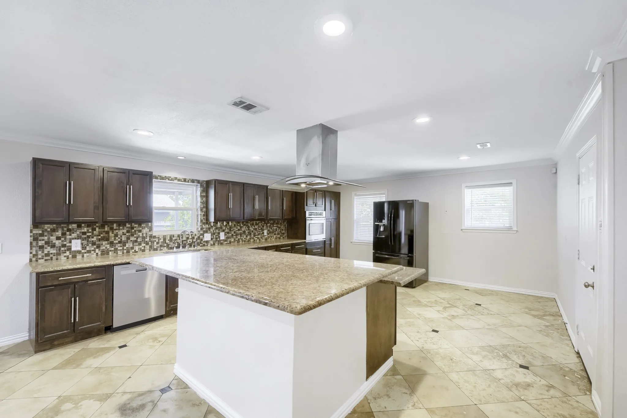 Single Family Residence For Sale in Tarrant County , 917 Stratford Drive, Bedford, Texas 76021, 4 Bedroom, 2 Bathroom, 2 Garage spaces, 2,056 Sqft, built in 1969, mls#21268265, Real Estate Agent in Bedford, Homes For Sale in Tarrant county, Homes For Sale in Bedford, Realtor in Bedford Texas, Real Estate Brokerage Independent Realty Texas, Luminita Cordes Realtor