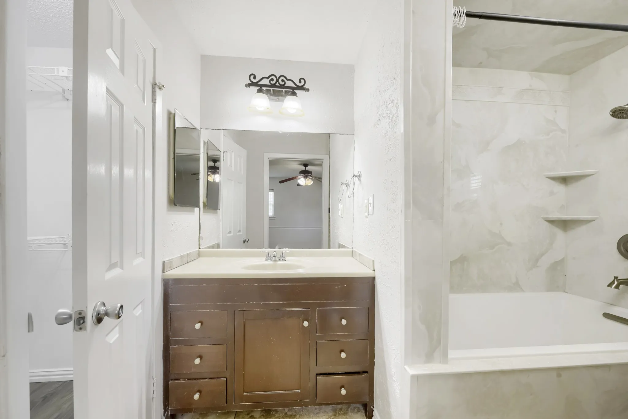 Single Family Residence For Sale in Tarrant County , 917 Stratford Drive, Bedford, Texas 76021, 4 Bedroom, 2 Bathroom, 2 Garage spaces, 2,056 Sqft, built in 1969, mls#21268265, Real Estate Agent in Bedford, Homes For Sale in Tarrant county, Homes For Sale in Bedford, Realtor in Bedford Texas, Real Estate Brokerage Independent Realty Texas, Luminita Cordes Realtor