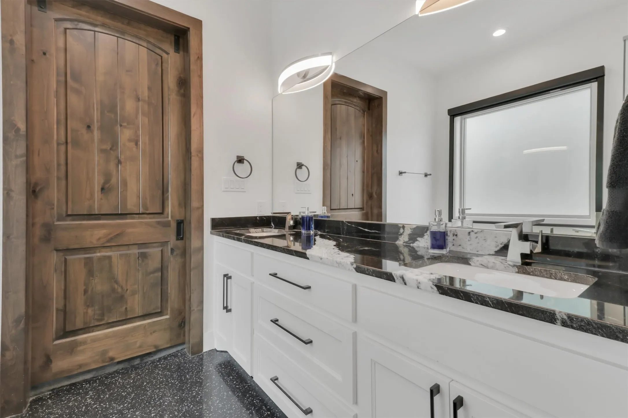 Single Family Residence For Sale in Henderson County , 5000 Esquire Estates Road, Mabank, Texas 75156, 4 Bedroom, 4 Bathroom, 5 Garage spaces, 2,942 Sqft, built in 2023, mls#21266196, Real Estate Agent in Mabank, Homes For Sale in Henderson county, Homes For Sale in Mabank, Realtor in Mabank Texas, Real Estate Brokerage Independent Realty Texas, Luminita Cordes Realtor