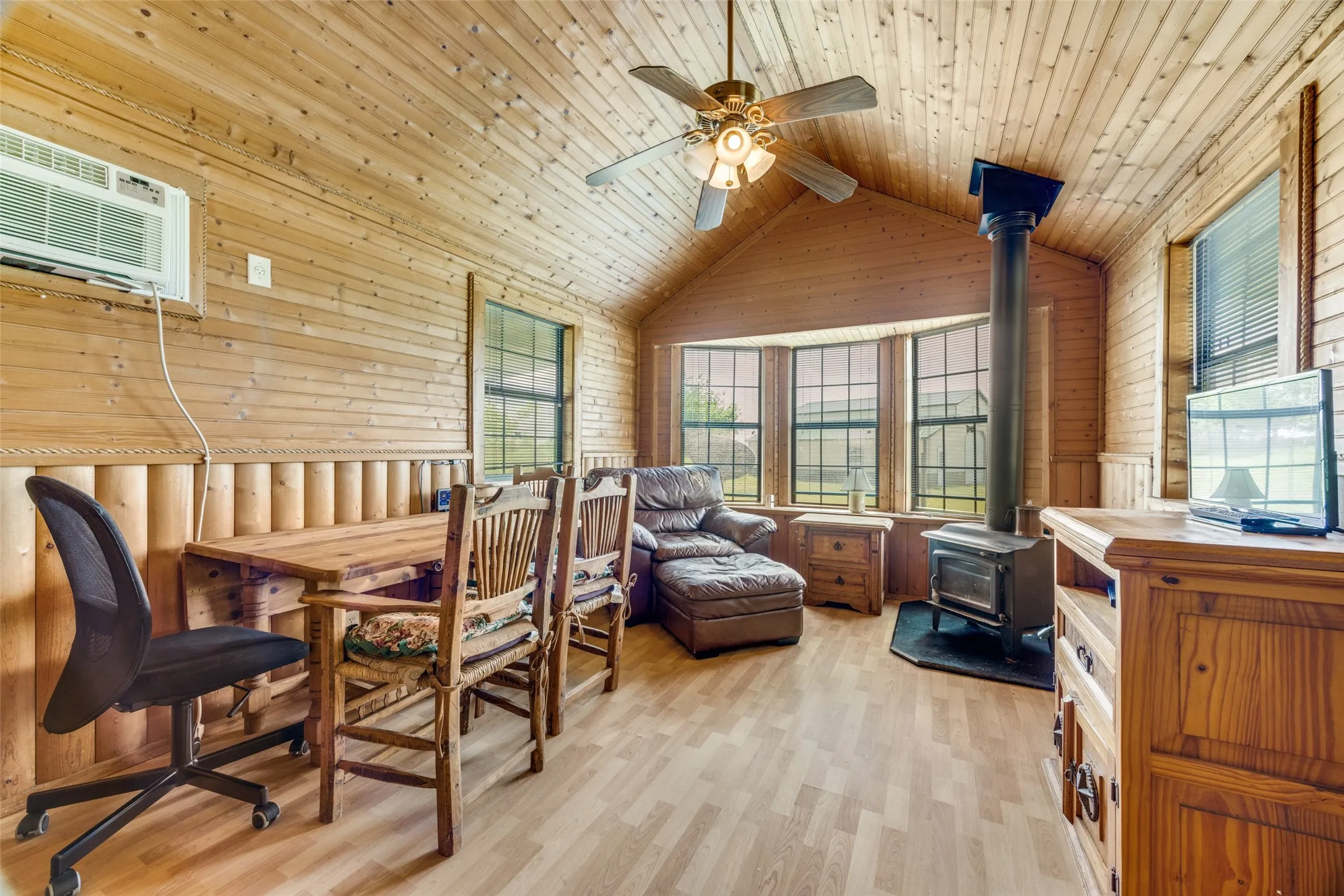 Single Family Residence For Sale in Grayson County , 586 Pleasant Home Road, Sherman, Texas 75092, 1 Bedroom, 1 Bathroom, Garage spaces, 372 Sqft, built in 2009, Price $1,199,000, mls#21258760, Real Estate Agent in Sherman, Homes For Sale in Grayson county, Homes For Sale in Sherman, Realtor in Sherman Texas, Real Estate Brokerage Independent Realty Texas, Luminita Cordes Realtor