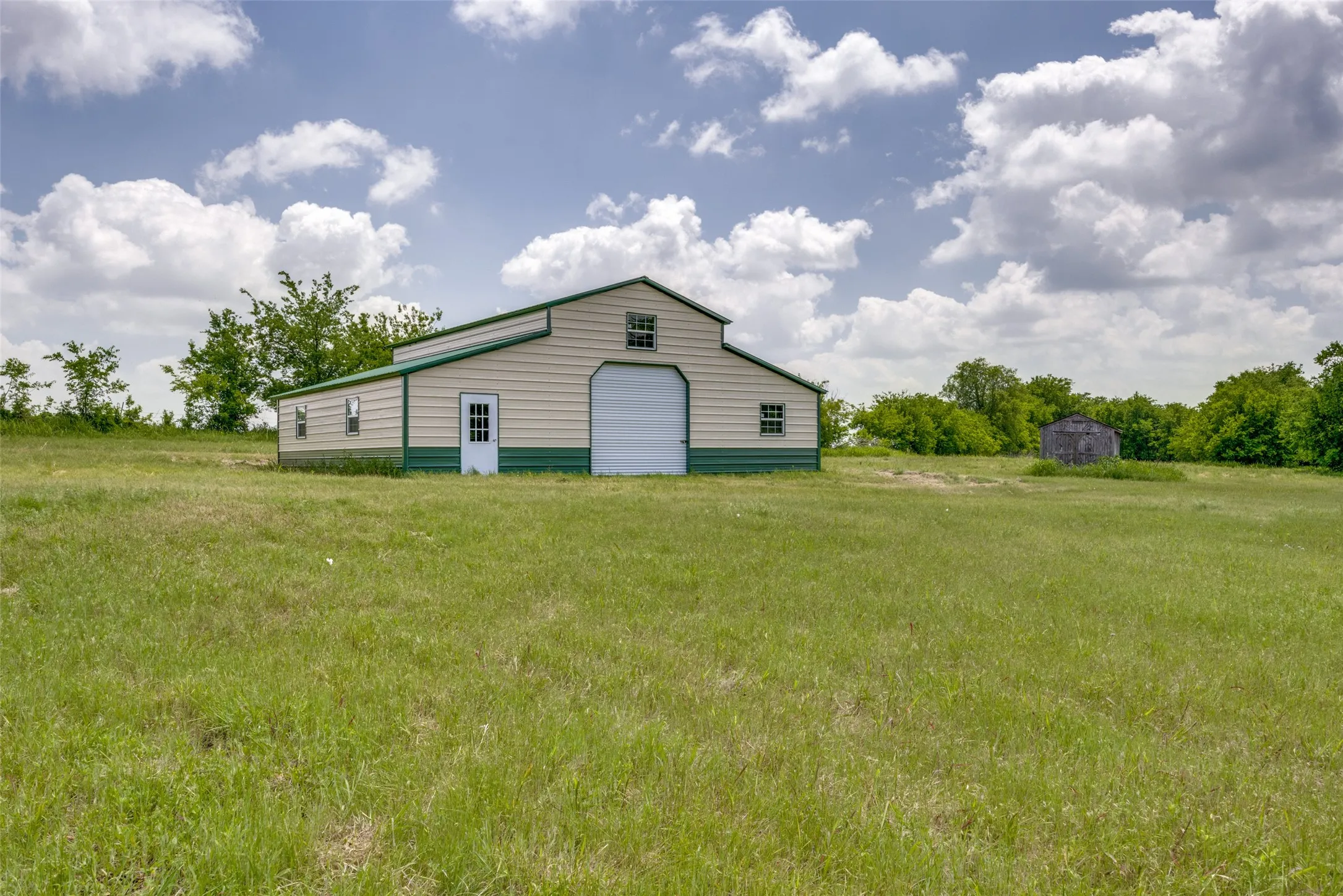 Single Family Residence For Sale in Grayson County , 586 Pleasant Home Road, Sherman, Texas 75092, 1 Bedroom, 1 Bathroom, Garage spaces, 372 Sqft, built in 2009, Price $1,199,000, mls#21258760, Real Estate Agent in Sherman, Homes For Sale in Grayson county, Homes For Sale in Sherman, Realtor in Sherman Texas, Real Estate Brokerage Independent Realty Texas, Luminita Cordes Realtor
