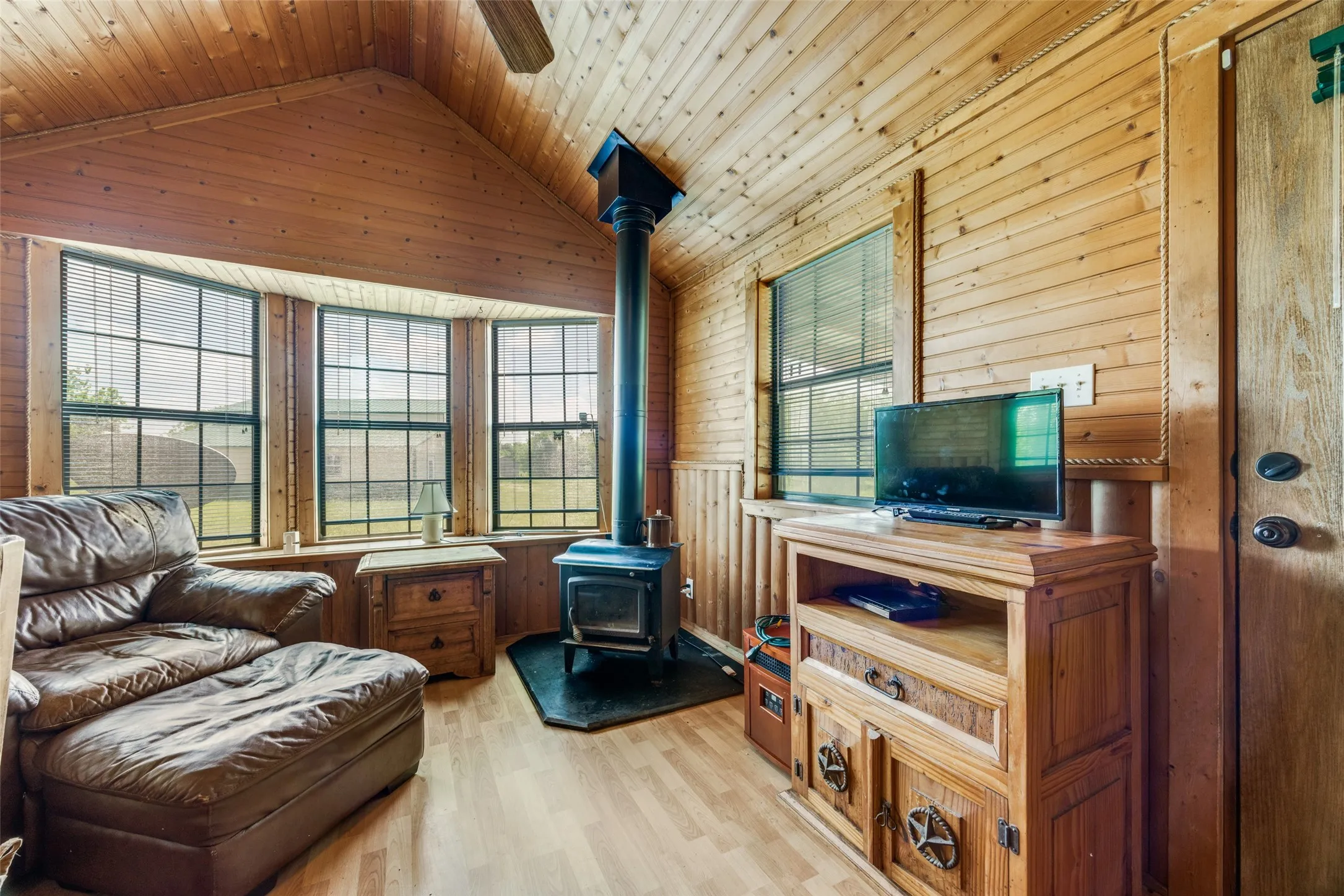 Single Family Residence For Sale in Grayson County , 586 Pleasant Home Road, Sherman, Texas 75092, 1 Bedroom, 1 Bathroom, Garage spaces, 372 Sqft, built in 2009, Price $1,199,000, mls#21258760, Real Estate Agent in Sherman, Homes For Sale in Grayson county, Homes For Sale in Sherman, Realtor in Sherman Texas, Real Estate Brokerage Independent Realty Texas, Luminita Cordes Realtor