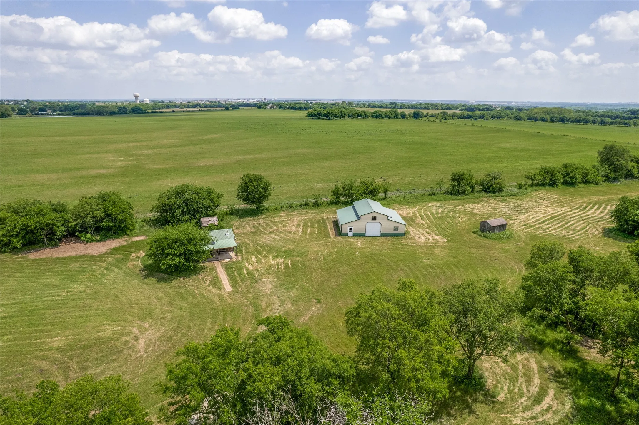 Single Family Residence For Sale in Grayson County , 586 Pleasant Home Road, Sherman, Texas 75092, 1 Bedroom, 1 Bathroom, Garage spaces, 372 Sqft, built in 2009, Price $1,199,000, mls#21258760, Real Estate Agent in Sherman, Homes For Sale in Grayson county, Homes For Sale in Sherman, Realtor in Sherman Texas, Real Estate Brokerage Independent Realty Texas, Luminita Cordes Realtor