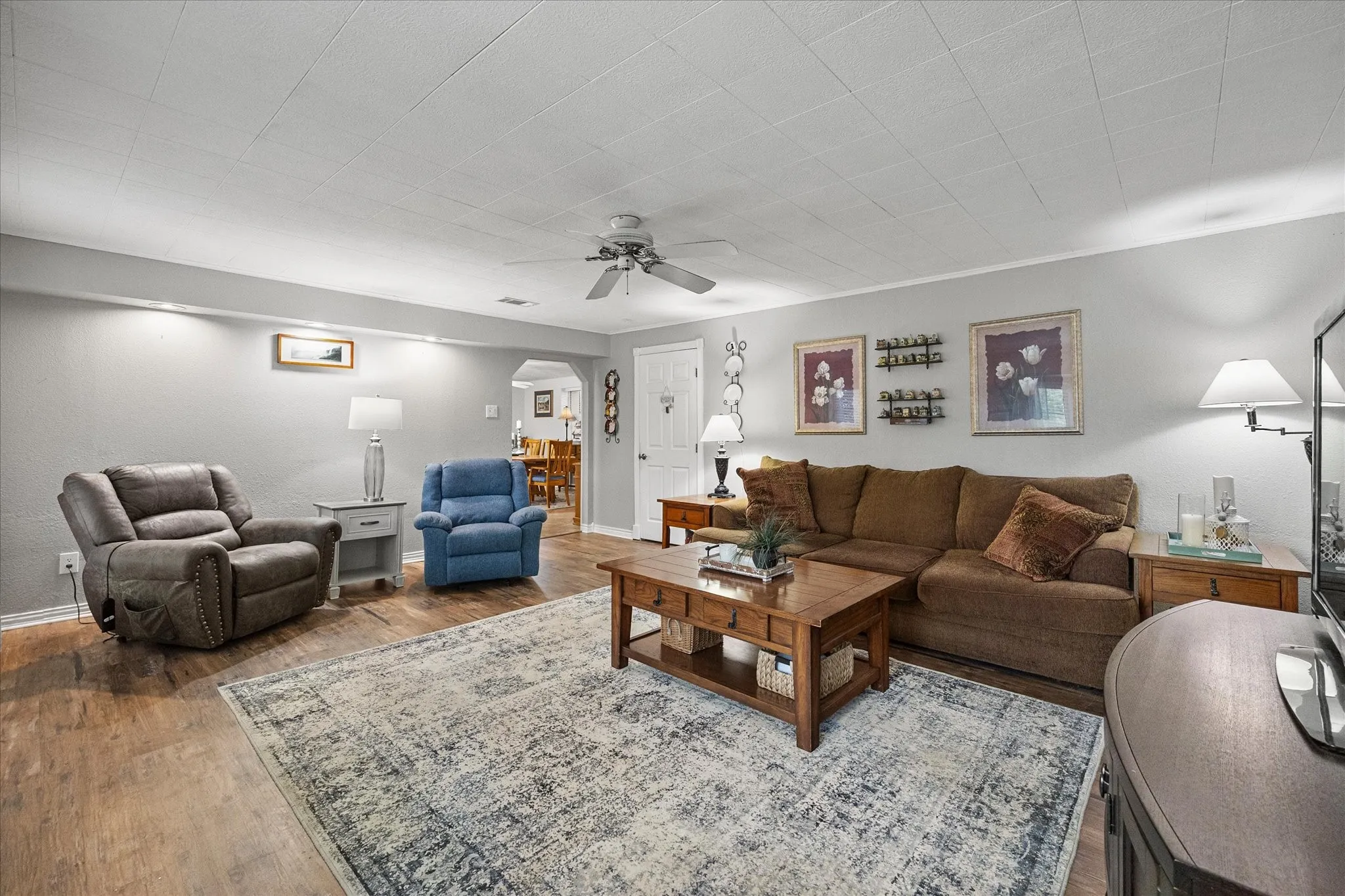 Single Family Residence For Sale in Dallas County , 3411 Kenwood Way, Garland, Texas 75041, 4 Bedroom, 3 Bathroom, Garage spaces, 1,909 Sqft, built in 1962, Price $379,900, mls#21267118, Real Estate Agent in Garland, Homes For Sale in Dallas county, Homes For Sale in Garland, Realtor in Garland Texas, Real Estate Brokerage Independent Realty Texas, Luminita Cordes Realtor