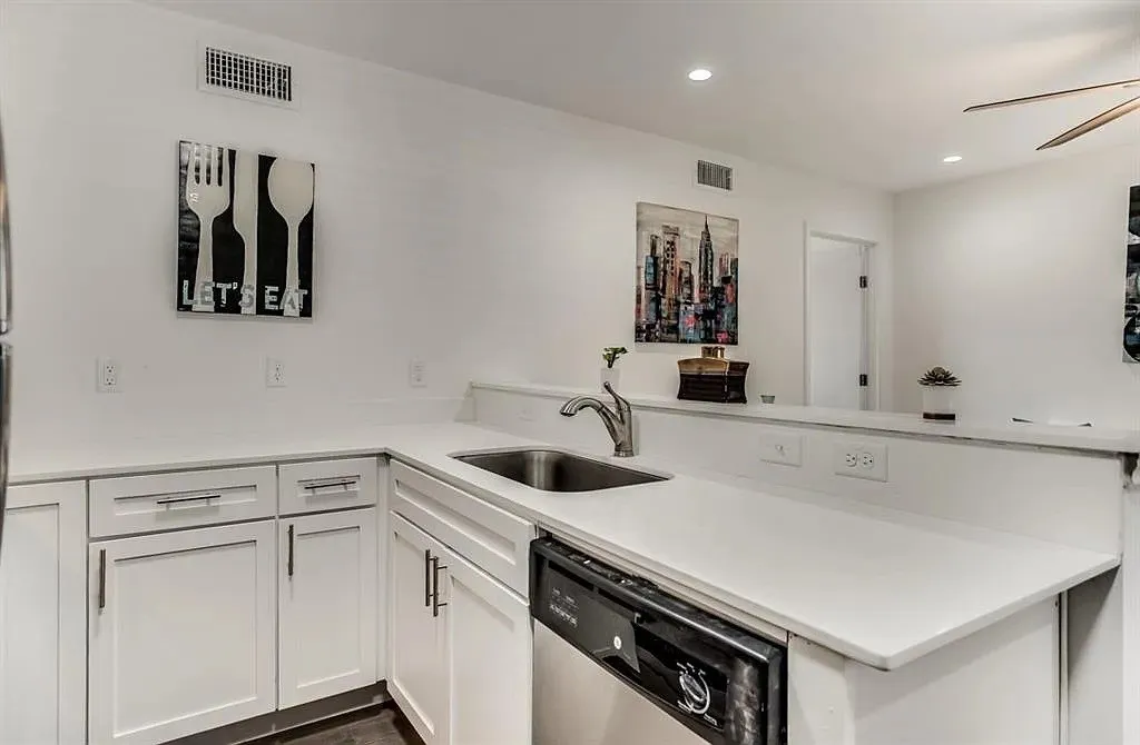 Apartment For Rent in Dallas County , 4919 San Jacinto Street 102, Dallas, Texas 75206, 1 Bedroom, 1 Bathroom, Garage spaces, 500 Sqft, built in 1960, mls#21268566, Real Estate Agent in Dallas, Homes For Rent in Dallas county, Homes For Rent in Dallas, Realtor in Dallas Texas, Real Estate Brokerage Independent Realty Texas, Luminita Cordes Realtor