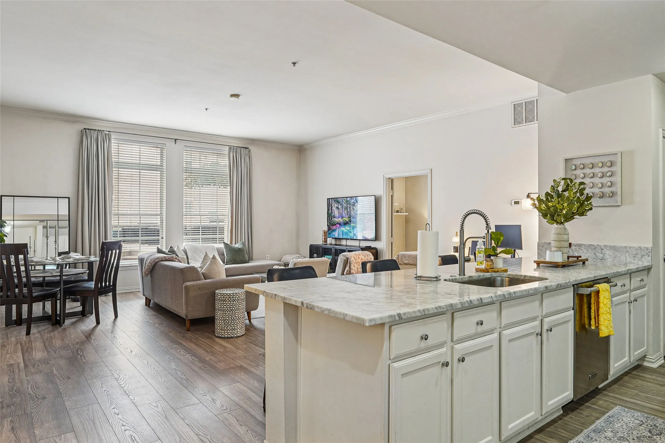 Condominium For Sale in Dallas County , 2305 Worthington Street 114, Dallas, Texas 75204, 2 Bedroom, 2 Bathroom, 1 Garage spaces, 1,295 Sqft, built in 1999, mls#21268380, Real Estate Agent in Dallas, Homes For Sale in Dallas county, Homes For Sale in Dallas, Realtor in Dallas Texas, Real Estate Brokerage Independent Realty Texas, Luminita Cordes Realtor