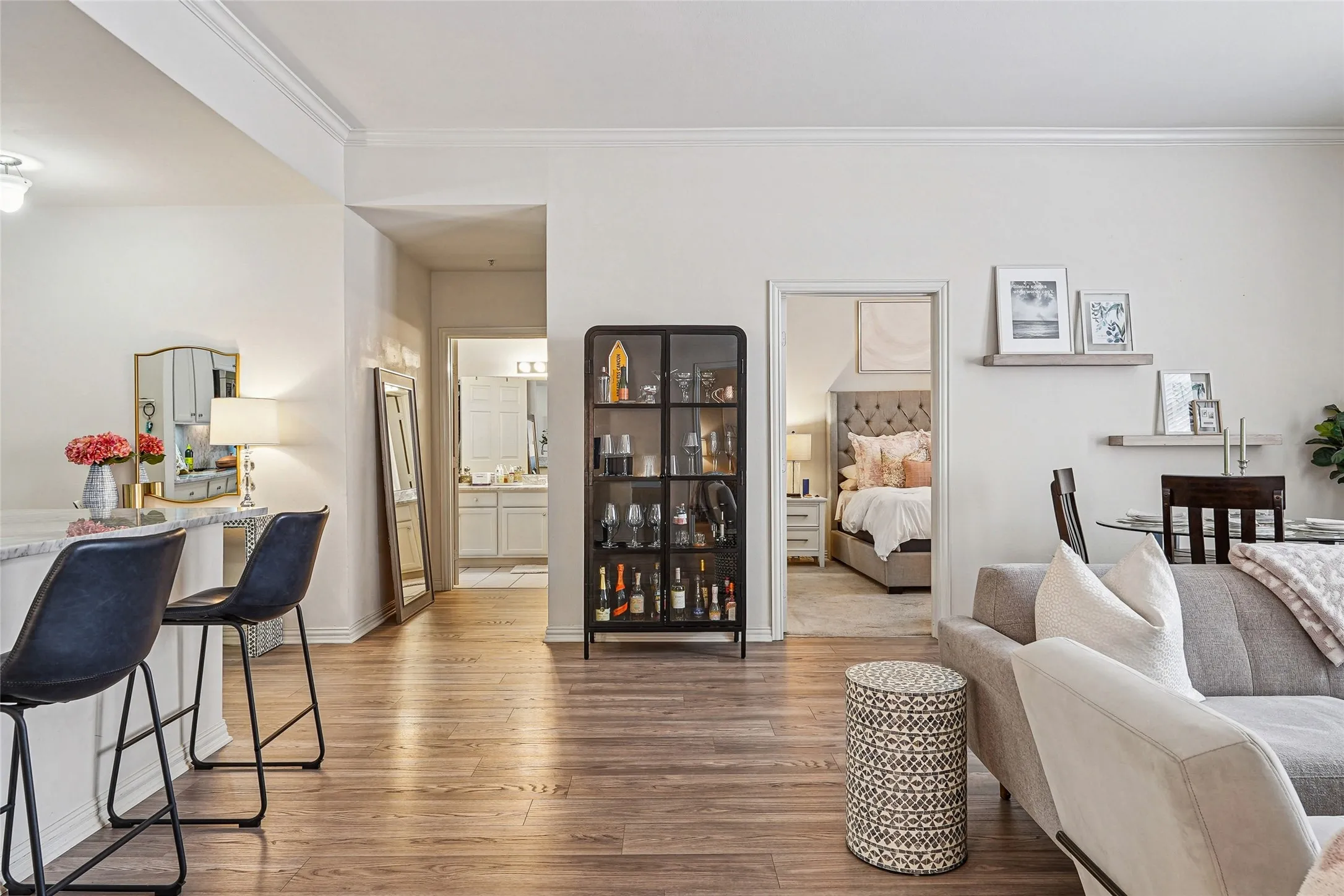 Condominium For Sale in Dallas County , 2305 Worthington Street 114, Dallas, Texas 75204, 2 Bedroom, 2 Bathroom, 1 Garage spaces, 1,295 Sqft, built in 1999, mls#21268380, Real Estate Agent in Dallas, Homes For Sale in Dallas county, Homes For Sale in Dallas, Realtor in Dallas Texas, Real Estate Brokerage Independent Realty Texas, Luminita Cordes Realtor