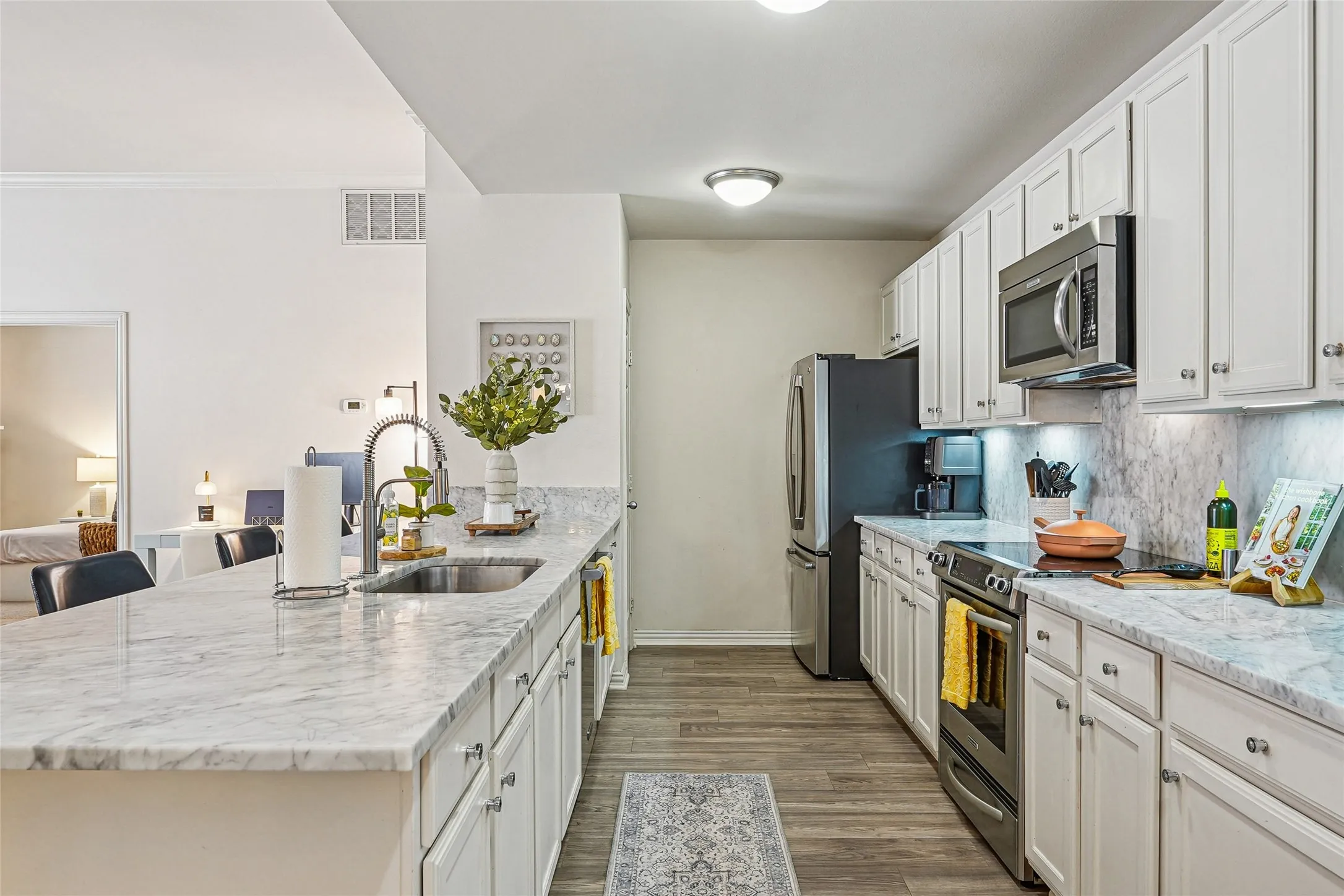 Condominium For Sale in Dallas County , 2305 Worthington Street 114, Dallas, Texas 75204, 2 Bedroom, 2 Bathroom, 1 Garage spaces, 1,295 Sqft, built in 1999, mls#21268380, Real Estate Agent in Dallas, Homes For Sale in Dallas county, Homes For Sale in Dallas, Realtor in Dallas Texas, Real Estate Brokerage Independent Realty Texas, Luminita Cordes Realtor