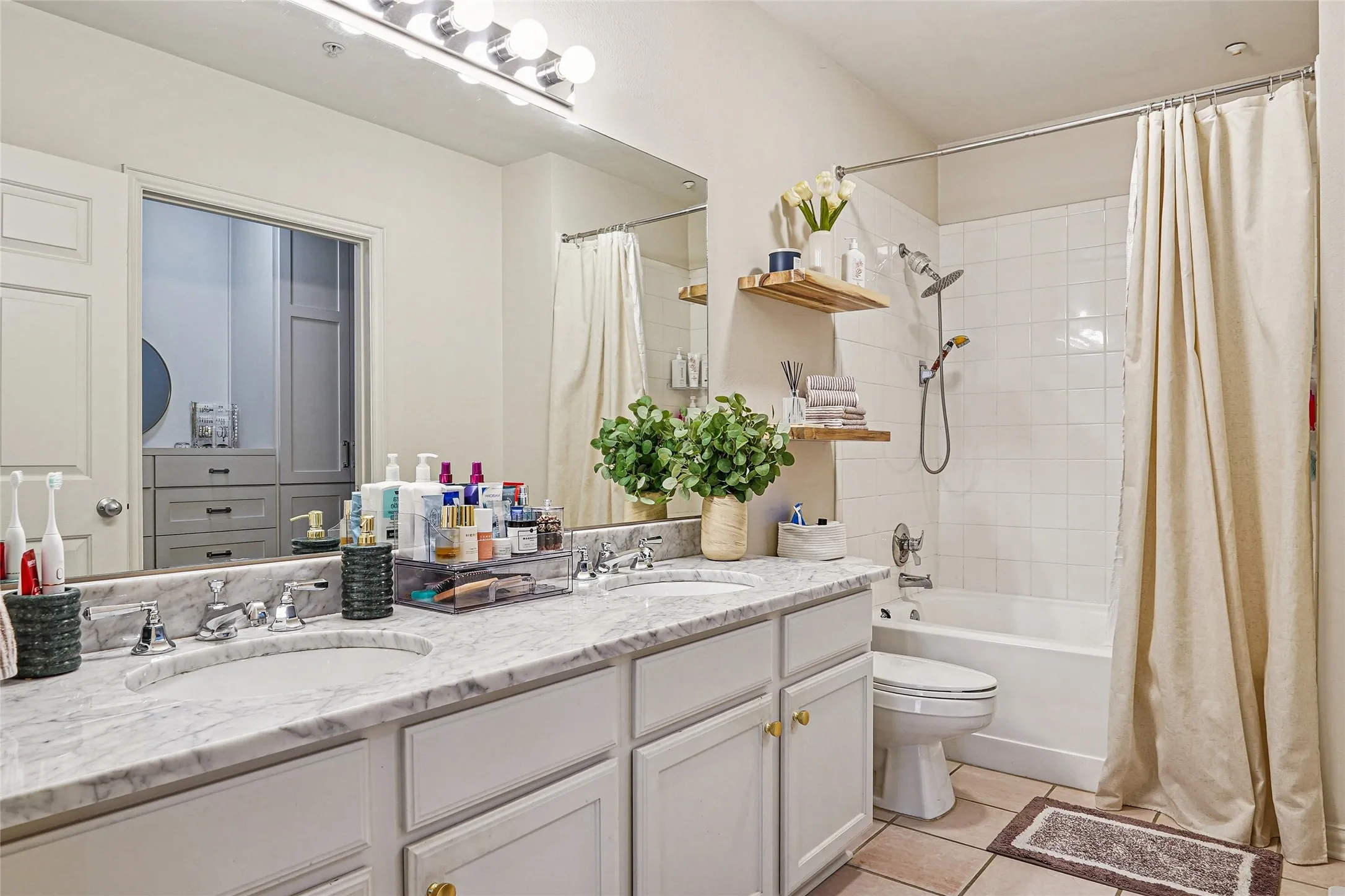 Condominium For Sale in Dallas County , 2305 Worthington Street 114, Dallas, Texas 75204, 2 Bedroom, 2 Bathroom, 1 Garage spaces, 1,295 Sqft, built in 1999, mls#21268380, Real Estate Agent in Dallas, Homes For Sale in Dallas county, Homes For Sale in Dallas, Realtor in Dallas Texas, Real Estate Brokerage Independent Realty Texas, Luminita Cordes Realtor