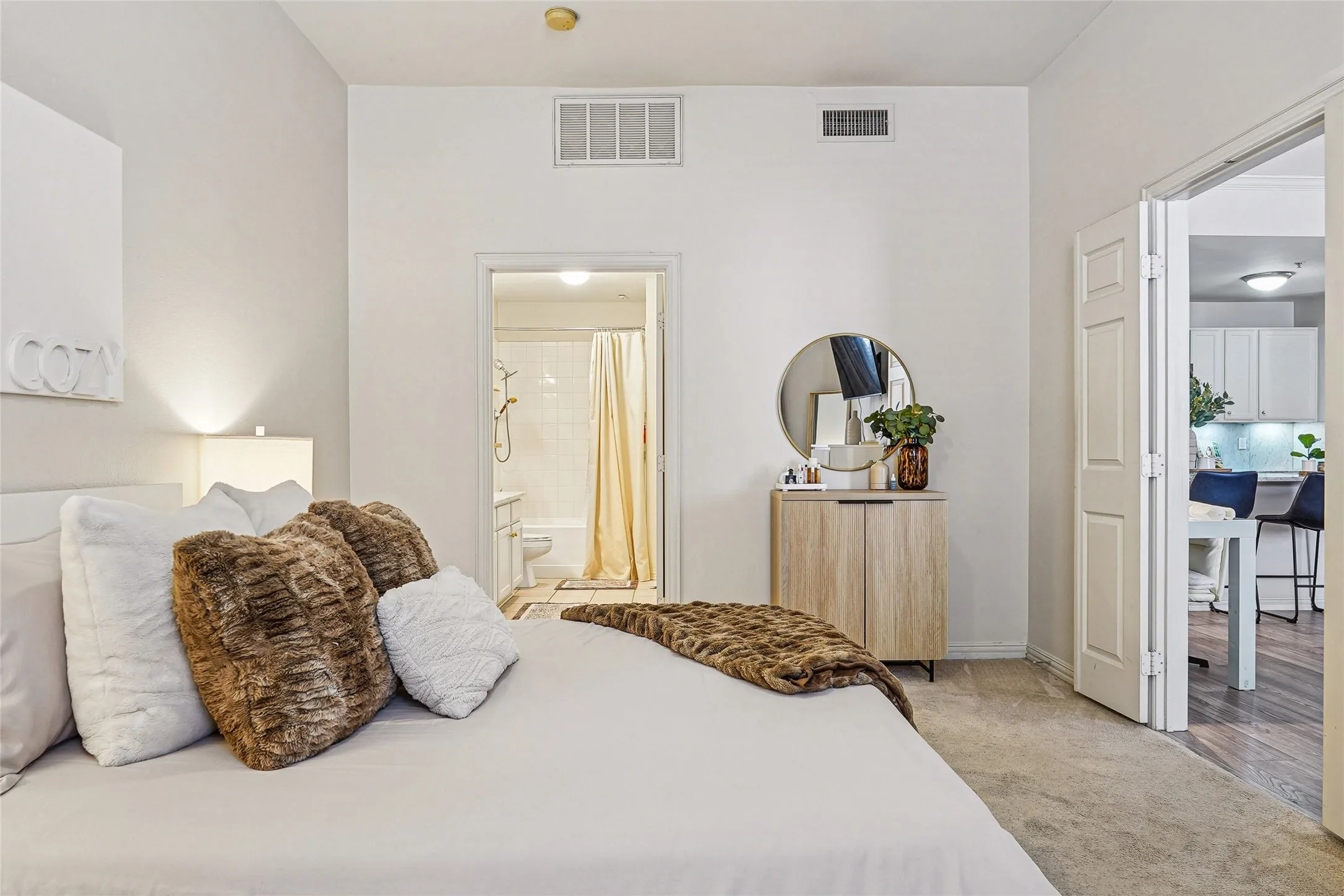 Condominium For Sale in Dallas County , 2305 Worthington Street 114, Dallas, Texas 75204, 2 Bedroom, 2 Bathroom, 1 Garage spaces, 1,295 Sqft, built in 1999, mls#21268380, Real Estate Agent in Dallas, Homes For Sale in Dallas county, Homes For Sale in Dallas, Realtor in Dallas Texas, Real Estate Brokerage Independent Realty Texas, Luminita Cordes Realtor