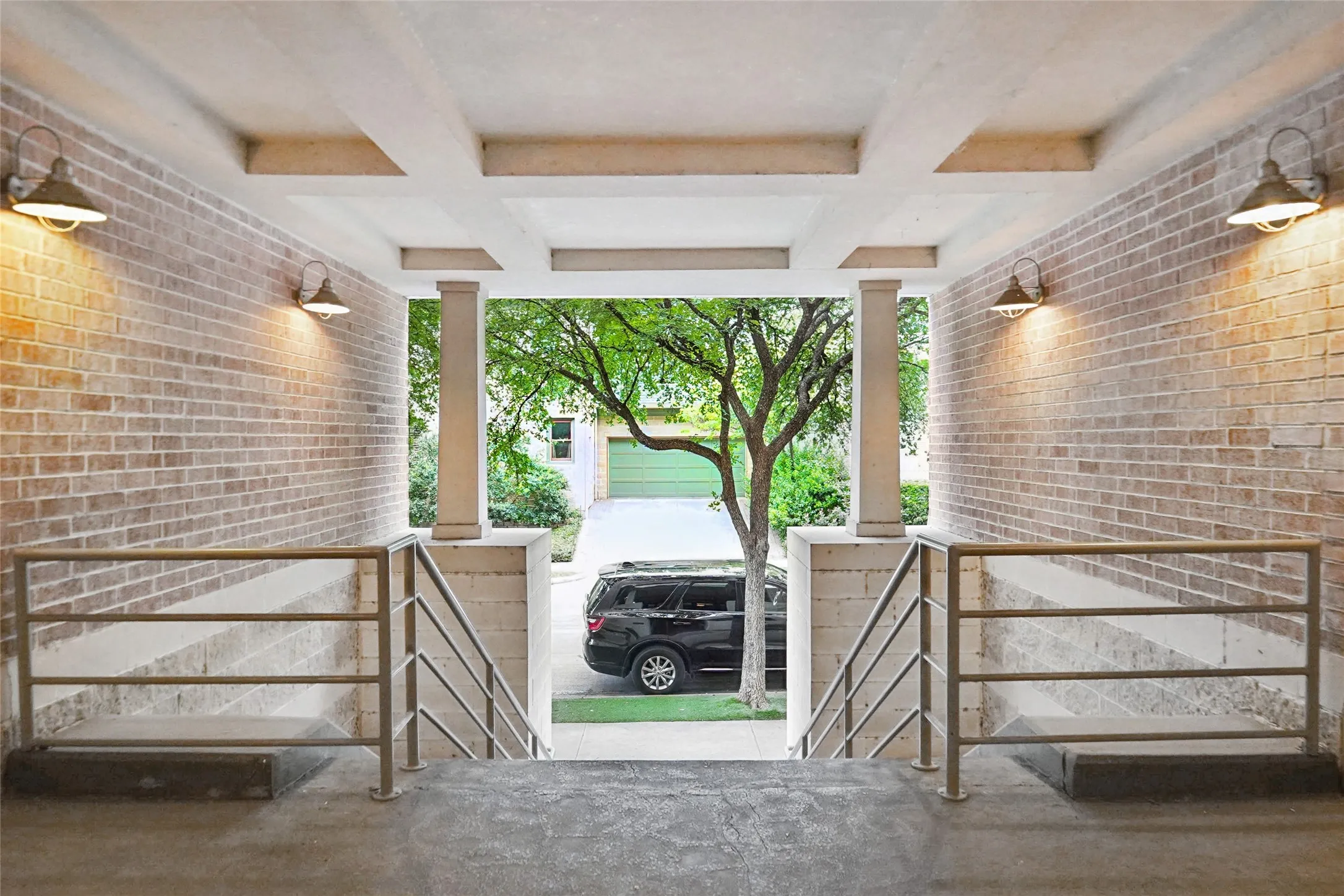 Condominium For Sale in Dallas County , 2305 Worthington Street 114, Dallas, Texas 75204, 2 Bedroom, 2 Bathroom, 1 Garage spaces, 1,295 Sqft, built in 1999, mls#21268380, Real Estate Agent in Dallas, Homes For Sale in Dallas county, Homes For Sale in Dallas, Realtor in Dallas Texas, Real Estate Brokerage Independent Realty Texas, Luminita Cordes Realtor