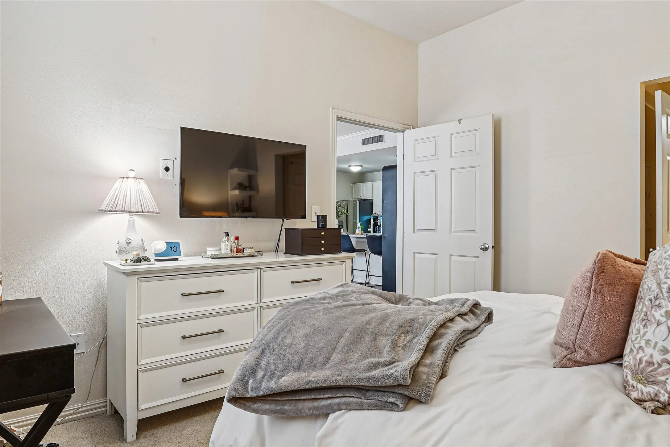 Condominium For Sale in Dallas County , 2305 Worthington Street 114, Dallas, Texas 75204, 2 Bedroom, 2 Bathroom, 1 Garage spaces, 1,295 Sqft, built in 1999, mls#21268380, Real Estate Agent in Dallas, Homes For Sale in Dallas county, Homes For Sale in Dallas, Realtor in Dallas Texas, Real Estate Brokerage Independent Realty Texas, Luminita Cordes Realtor