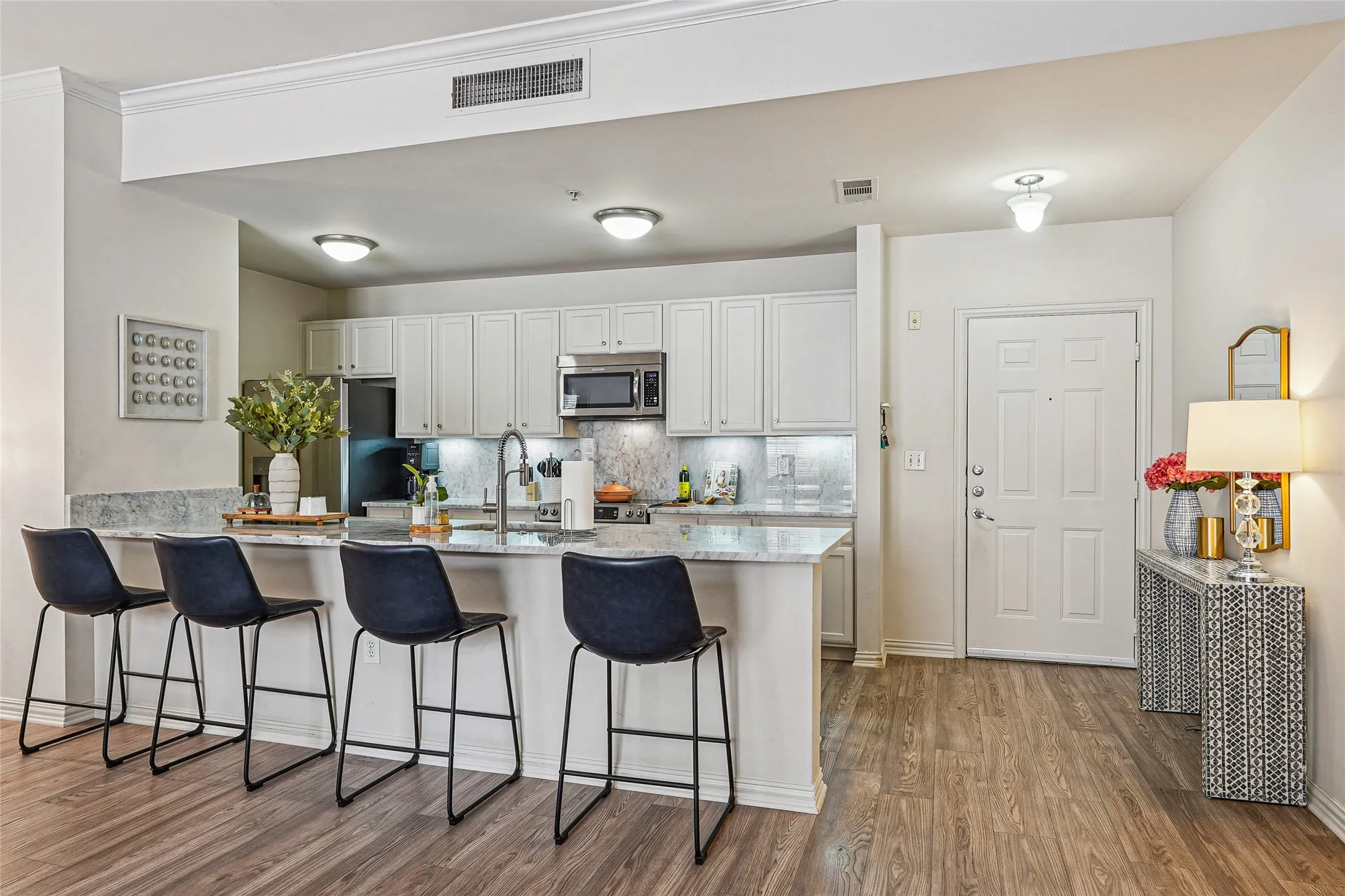 Condominium For Sale in Dallas County , 2305 Worthington Street 114, Dallas, Texas 75204, 2 Bedroom, 2 Bathroom, 1 Garage spaces, 1,295 Sqft, built in 1999, mls#21268380, Real Estate Agent in Dallas, Homes For Sale in Dallas county, Homes For Sale in Dallas, Realtor in Dallas Texas, Real Estate Brokerage Independent Realty Texas, Luminita Cordes Realtor