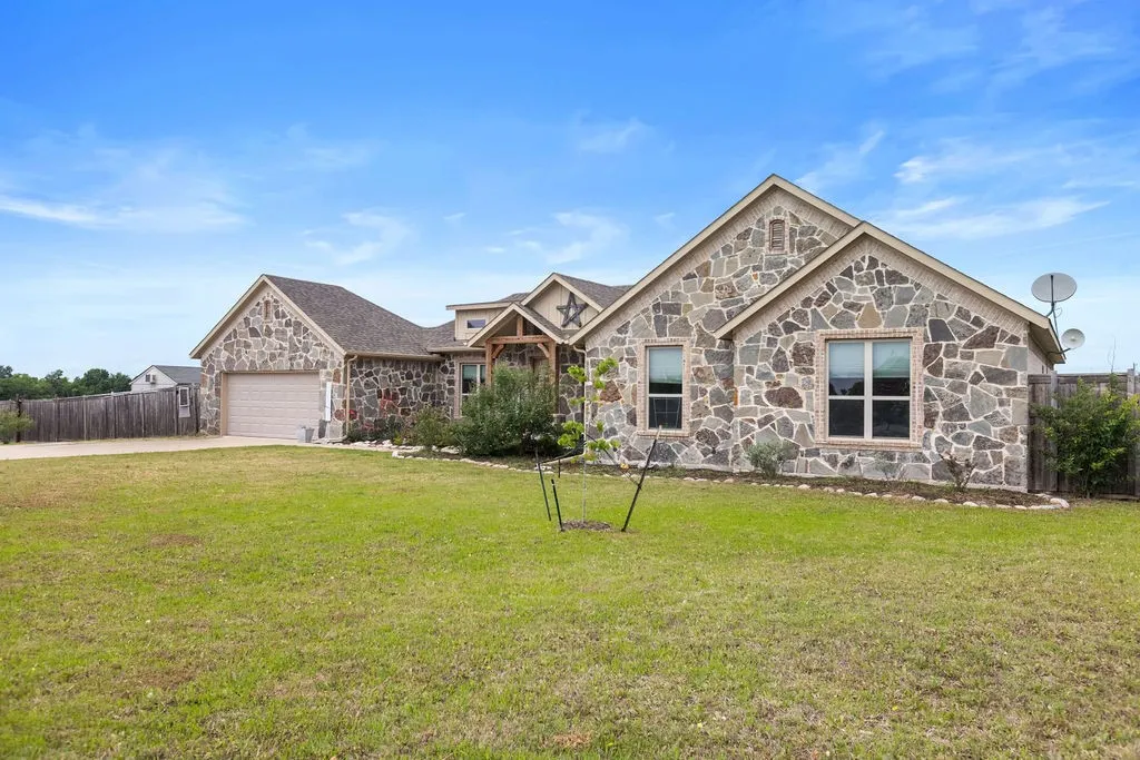 Single Family Residence For Sale in Fannin County , 300 Delatorre Street, Trenton, Texas 75490, 4 Bedrooms, 3 Bathrooms, 2 Garage spaces, 2,161 Sqft, built in 2021, Price $519,900, mls#21268582, Real Estate Agent in Trenton, Homes For Sale in Fannin county, Homes For Sale in Trenton, Realtor in Trenton Texas, Real Estate Brokerage Independent Realty Texas, Luminita Cordes Realtor