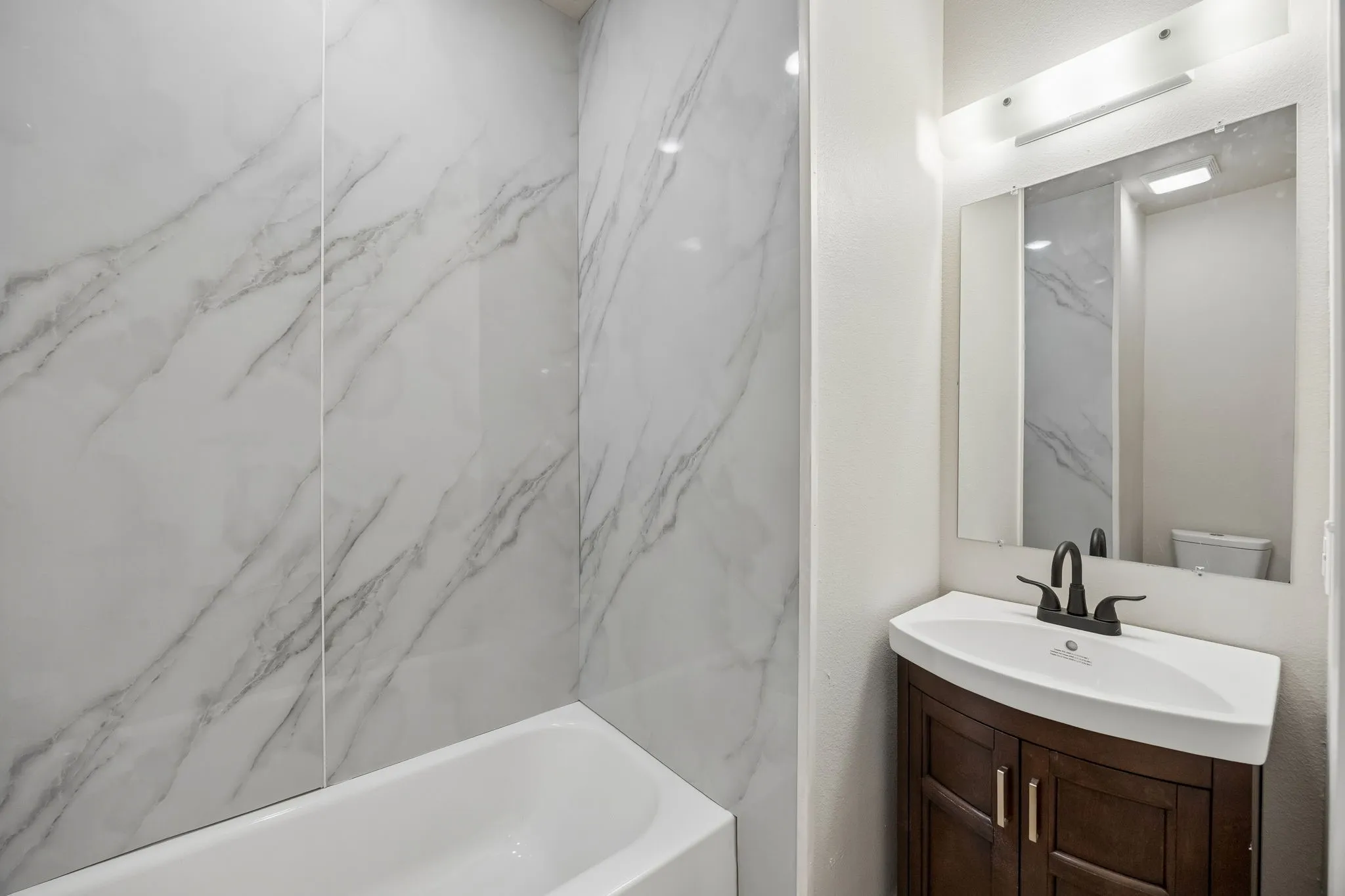 Barndo Secondary Bathroom with tub