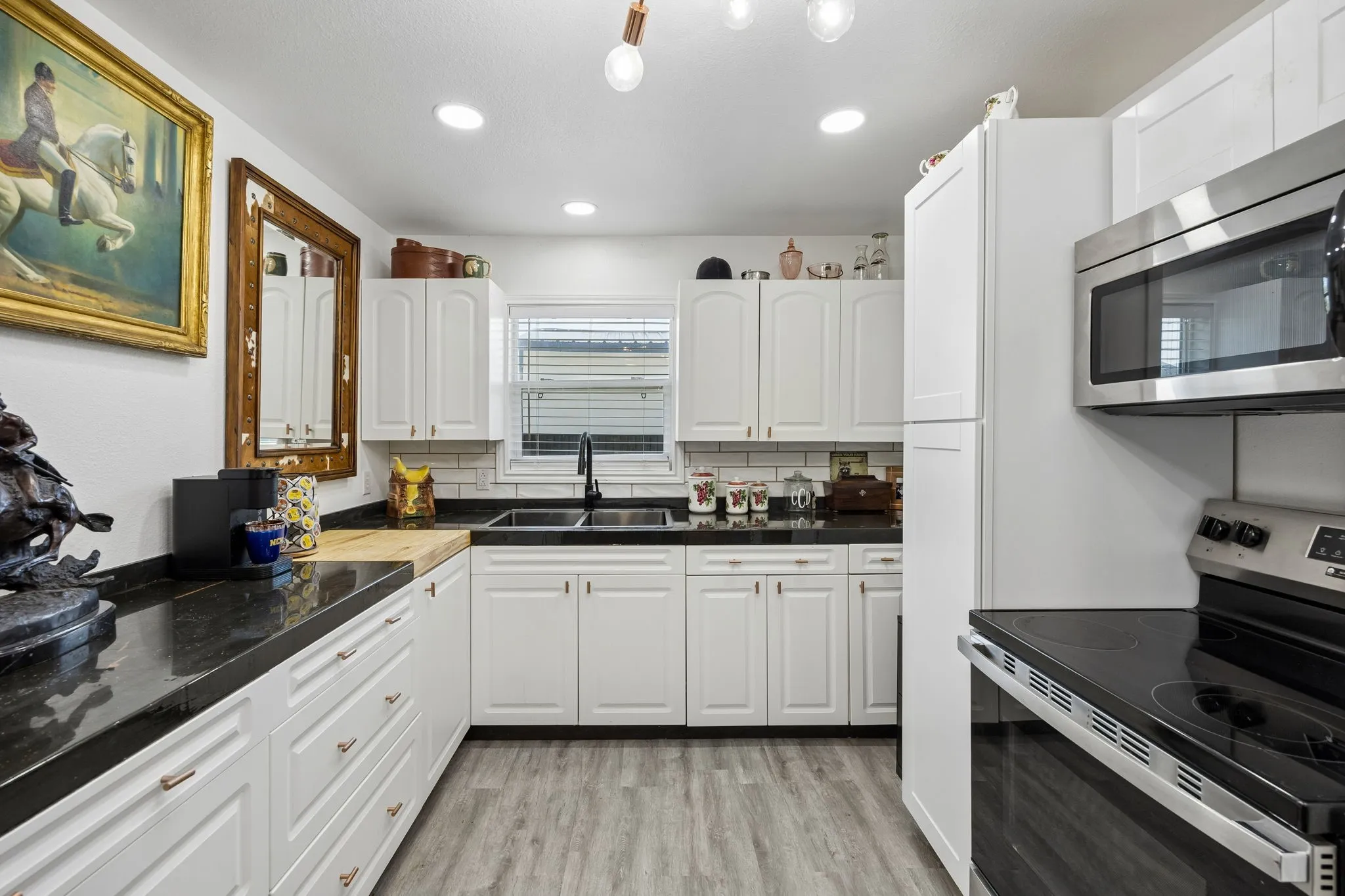 Guest cottage full kitchen with granite