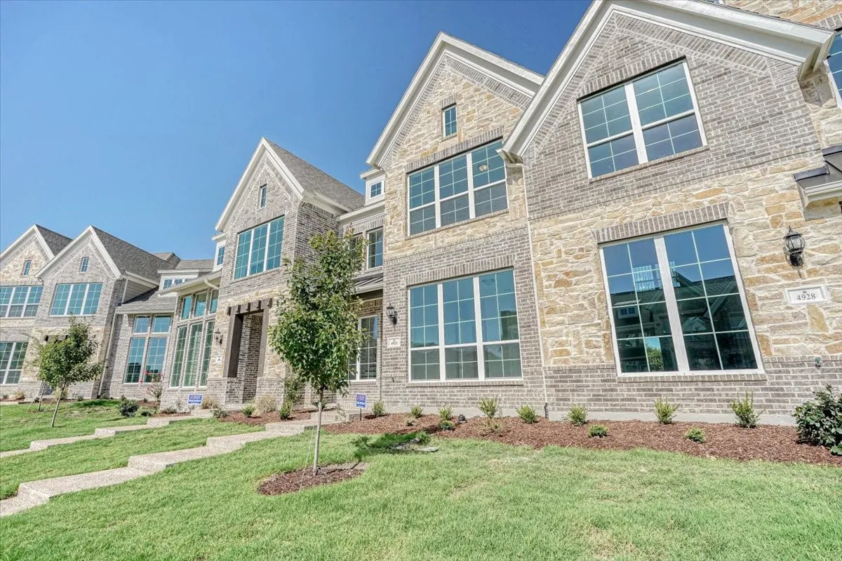 View of front of house featuring a front lawn