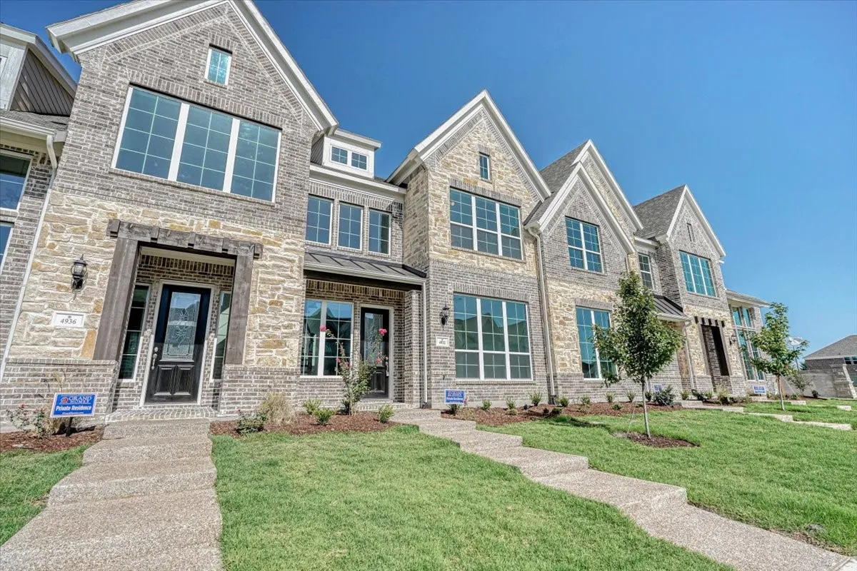View of front facade featuring a front yard