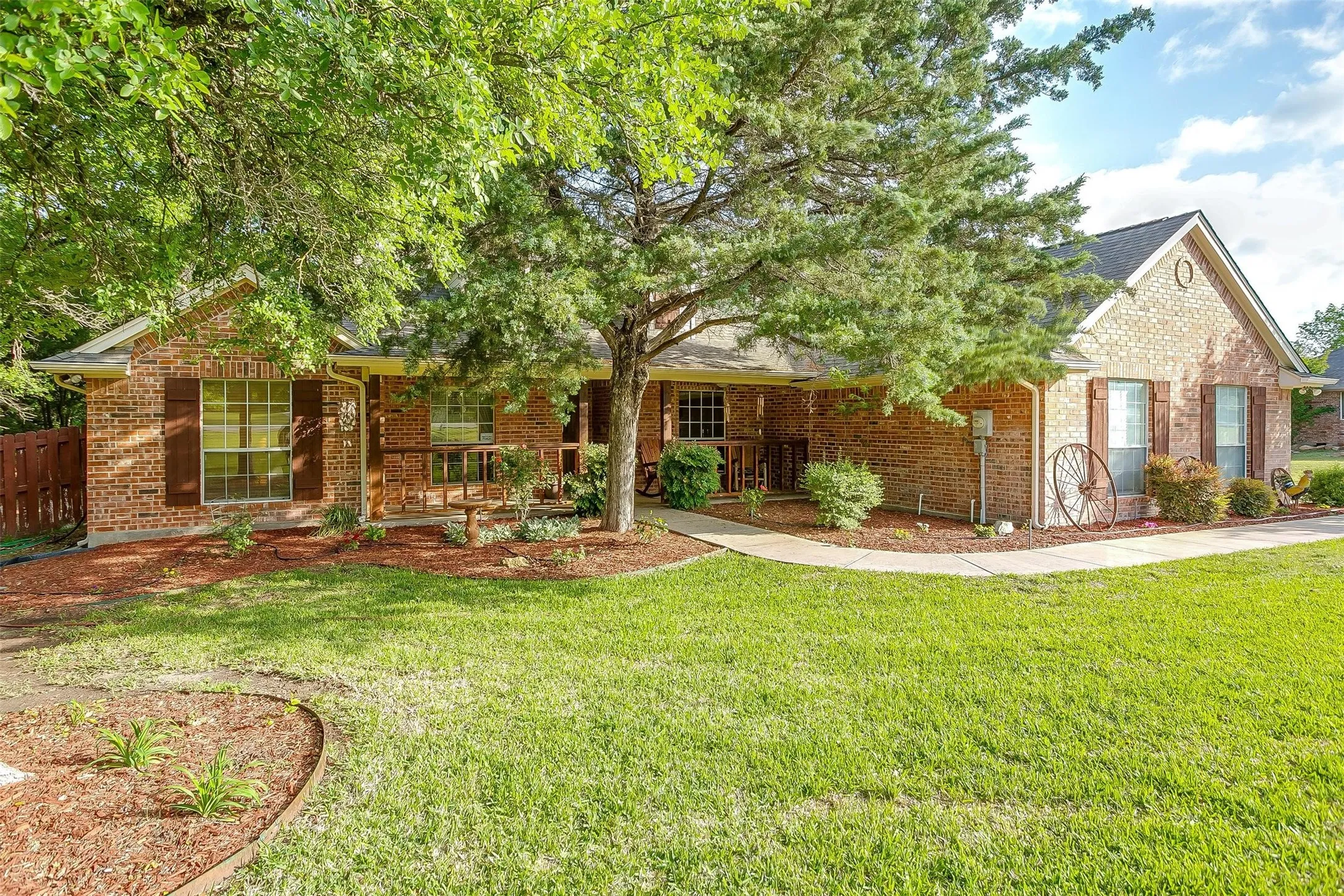 Single Family Residence For Sale in Tarrant County , 6409 Feather Wind Way, Fort Worth, Texas 76135, 4 Bedrooms, 3 Bathrooms, 3 Garage spaces, 2,349 Sqft, built in 2002, Price $525,000, mls#21268650, Real Estate Agent in Fort Worth, Homes For Sale in Tarrant county, Homes For Sale in Fort Worth, Realtor in Fort Worth Texas, Real Estate Brokerage Independent Realty Texas, Luminita Cordes Realtor