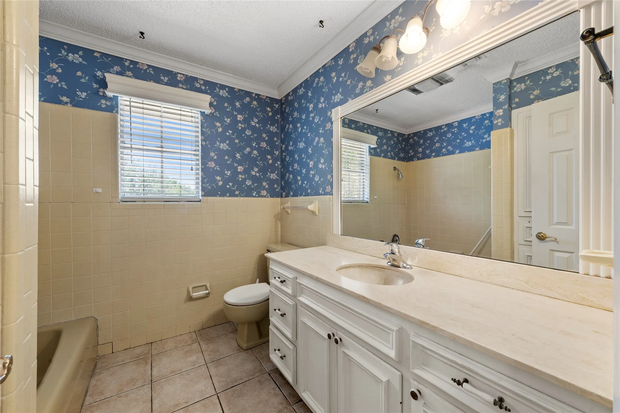 Single Family Residence For Sale in Mc Lennan County , 9547 Brookhollow Drive, Woodway, Texas 76712, 3 Bedroom, 3 Bathroom, 2 Garage spaces, 2,164 Sqft, built in 1974, mls#21268228, Real Estate Agent in Woodway, Homes For Sale in Mc Lennan county, Homes For Sale in Woodway, Realtor in Woodway Texas, Real Estate Brokerage Independent Realty Texas, Luminita Cordes Realtor