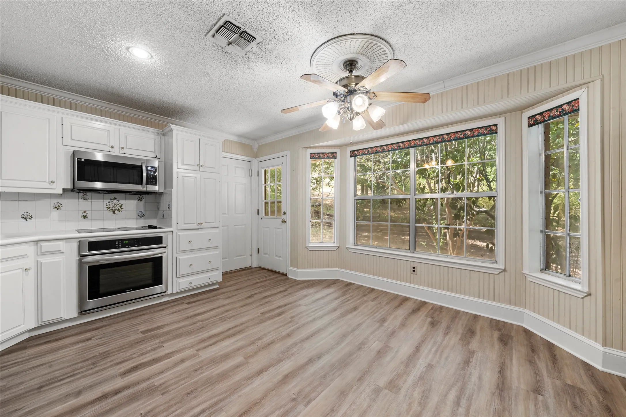 Single Family Residence For Sale in Mc Lennan County , 9547 Brookhollow Drive, Woodway, Texas 76712, 3 Bedroom, 3 Bathroom, 2 Garage spaces, 2,164 Sqft, built in 1974, mls#21268228, Real Estate Agent in Woodway, Homes For Sale in Mc Lennan county, Homes For Sale in Woodway, Realtor in Woodway Texas, Real Estate Brokerage Independent Realty Texas, Luminita Cordes Realtor