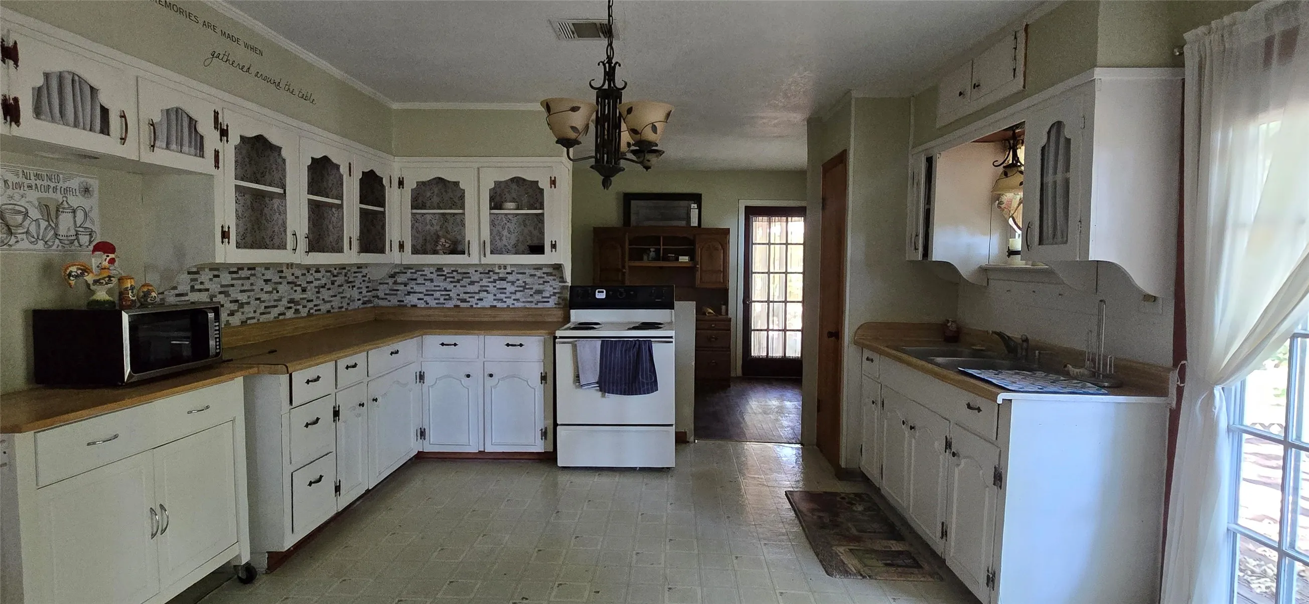 Single Family Residence For Sale in Kaufman County , 610 N Fm Road 1389, Combine, Texas 75159, 3 Bedroom, 2 Bathroom, 2 Garage spaces, 1,446 Sqft, built in 1960, mls#21268641, Real Estate Agent in Combine, Homes For Sale in Kaufman county, Homes For Sale in Combine, Realtor in Combine Texas, Real Estate Brokerage Independent Realty Texas, Luminita Cordes Realtor