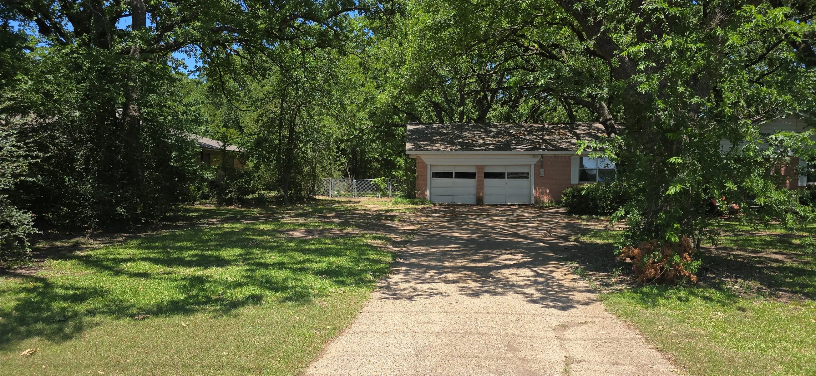Single Family Residence For Sale in Kaufman County , 610 N Fm Road 1389, Combine, Texas 75159, 3 Bedroom, 2 Bathroom, 2 Garage spaces, 1,446 Sqft, built in 1960, mls#21268641, Real Estate Agent in Combine, Homes For Sale in Kaufman county, Homes For Sale in Combine, Realtor in Combine Texas, Real Estate Brokerage Independent Realty Texas, Luminita Cordes Realtor