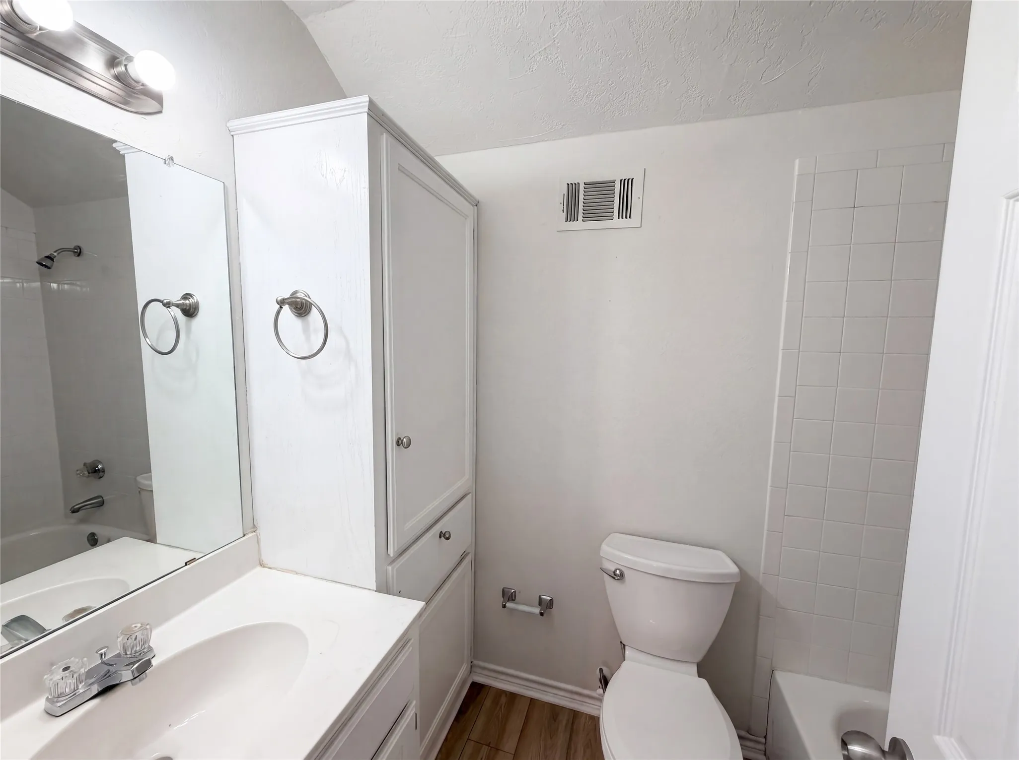 Single Family Residence For Sale in Hunt County , 3499 Fm-1564, Greenville, Texas 75402, 3 Bedroom, 3 Bathroom, 2 Garage spaces, 2,203 Sqft, built in 2004, mls#21268590, Real Estate Agent in Greenville, Homes For Sale in Hunt county, Homes For Sale in Greenville, Realtor in Greenville Texas, Real Estate Brokerage Independent Realty Texas, Luminita Cordes Realtor