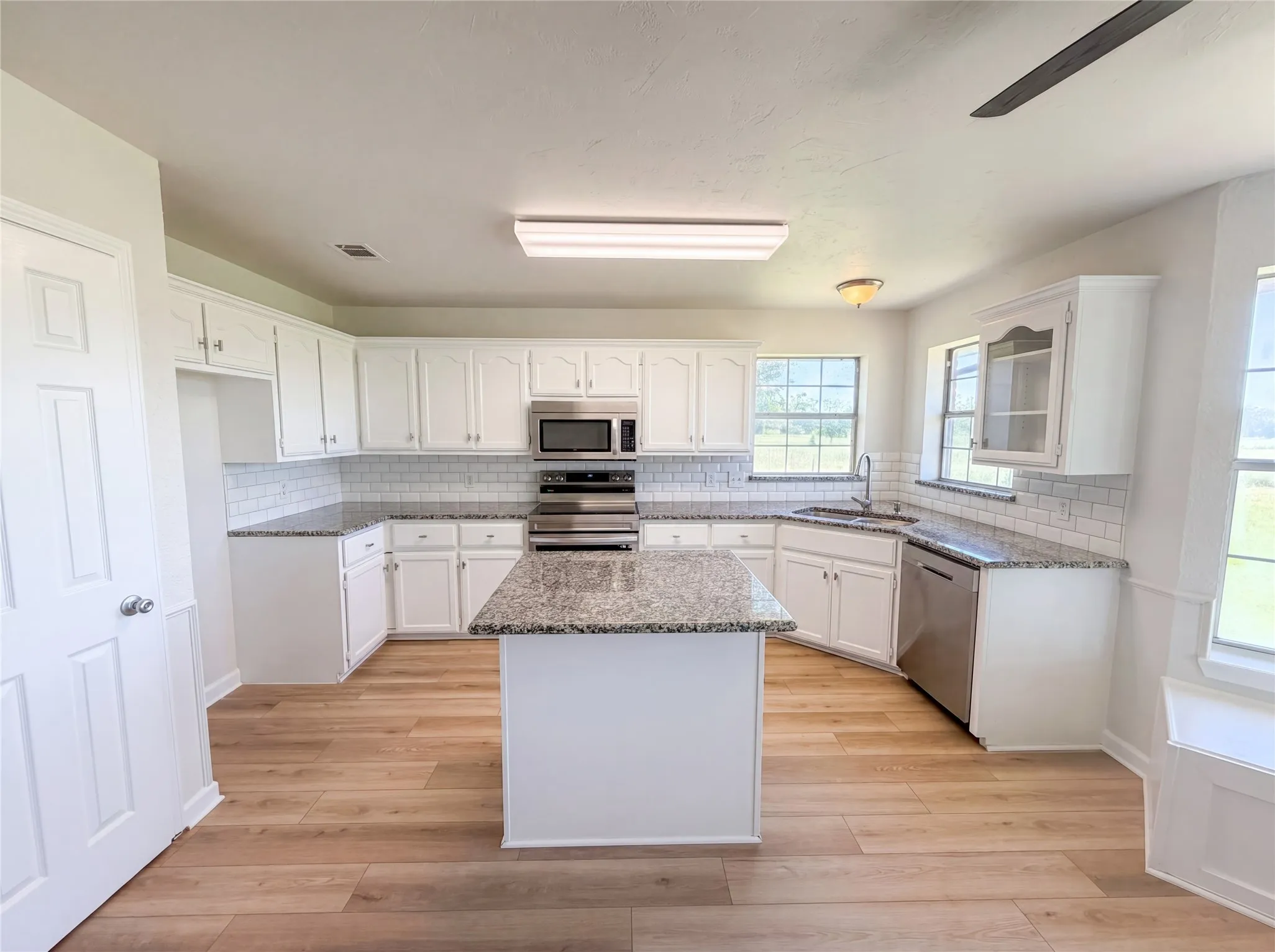 Single Family Residence For Sale in Hunt County , 3499 Fm-1564, Greenville, Texas 75402, 3 Bedroom, 3 Bathroom, 2 Garage spaces, 2,203 Sqft, built in 2004, mls#21268590, Real Estate Agent in Greenville, Homes For Sale in Hunt county, Homes For Sale in Greenville, Realtor in Greenville Texas, Real Estate Brokerage Independent Realty Texas, Luminita Cordes Realtor
