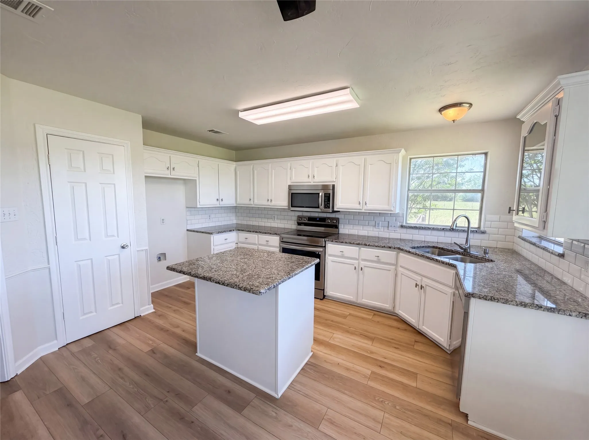 Single Family Residence For Sale in Hunt County , 3499 Fm-1564, Greenville, Texas 75402, 3 Bedroom, 3 Bathroom, 2 Garage spaces, 2,203 Sqft, built in 2004, mls#21268590, Real Estate Agent in Greenville, Homes For Sale in Hunt county, Homes For Sale in Greenville, Realtor in Greenville Texas, Real Estate Brokerage Independent Realty Texas, Luminita Cordes Realtor
