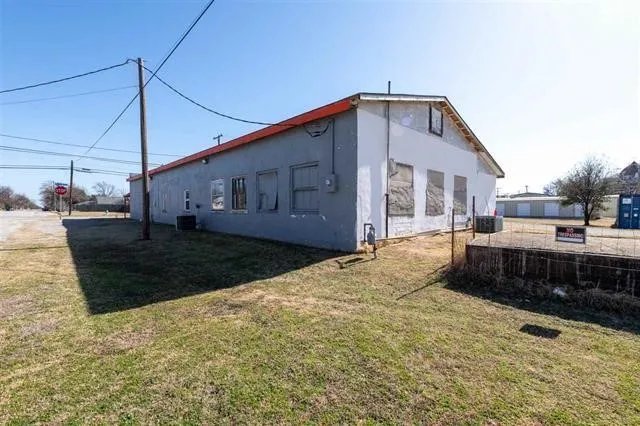 Retail For Sale in Clay County , 315 N Bridge, Henrietta, Texas 76365, 0, 0, Garage spaces, 0 Sqft, built in 1946, Price $140,000, mls#21268702, Real Estate Agent in Henrietta, Homes For Sale in Clay county, Homes For Sale in Henrietta, Realtor in Henrietta Texas, Real Estate Brokerage Independent Realty Texas, Luminita Cordes Realtor