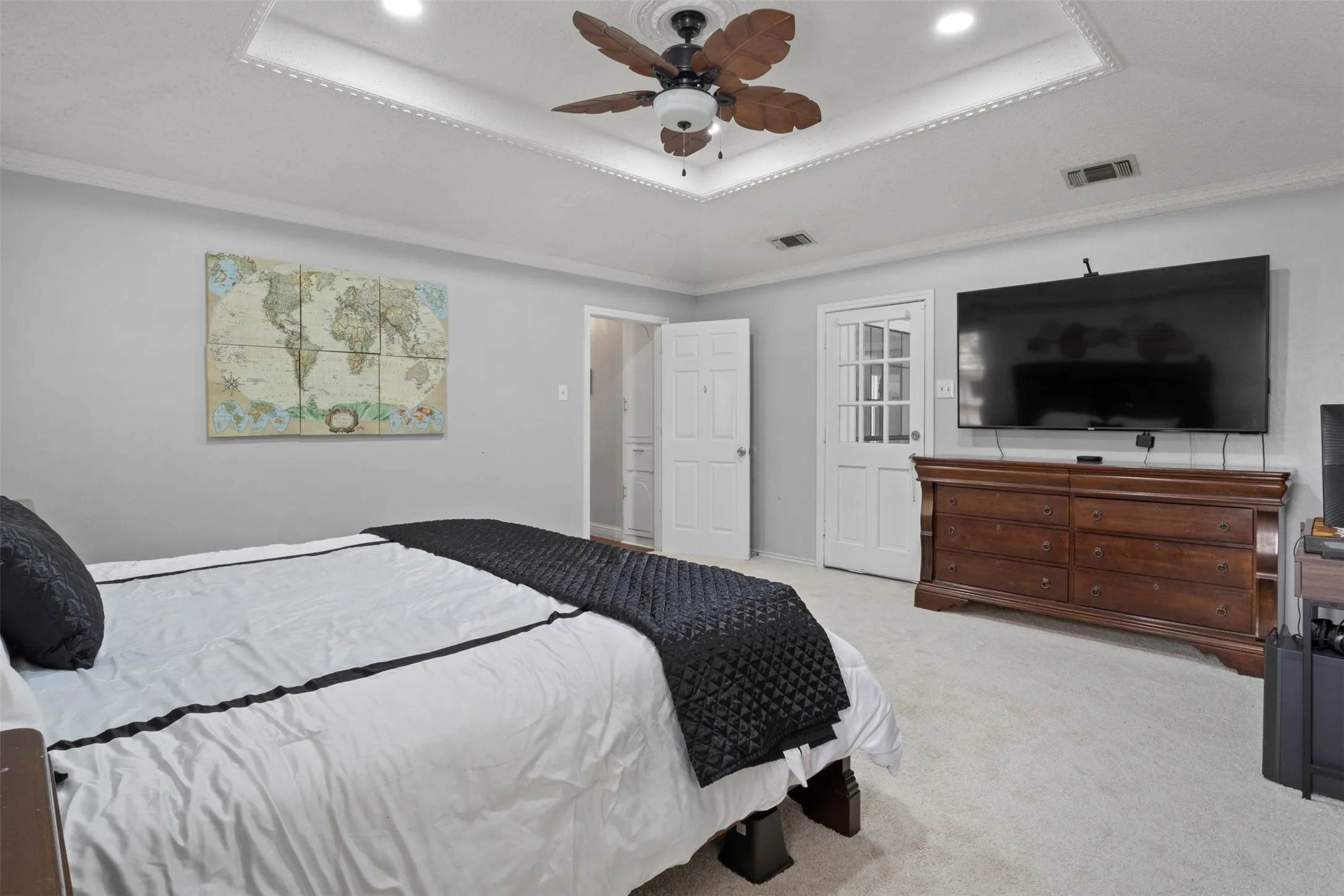 Recessed ceiling detail featuring a decorative ceiling fan with light fixture