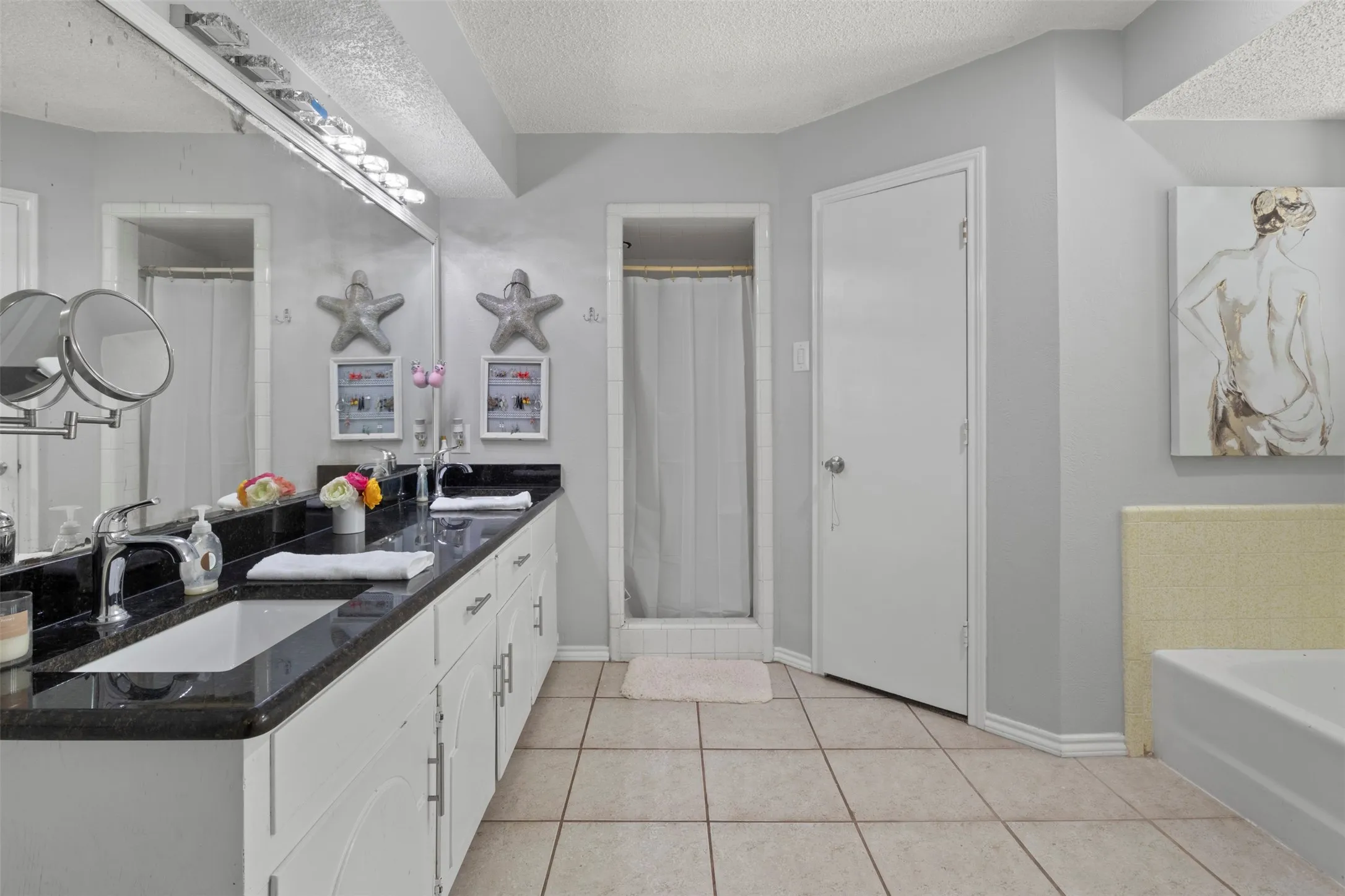Double vanity with black countertop and undermount sinks
