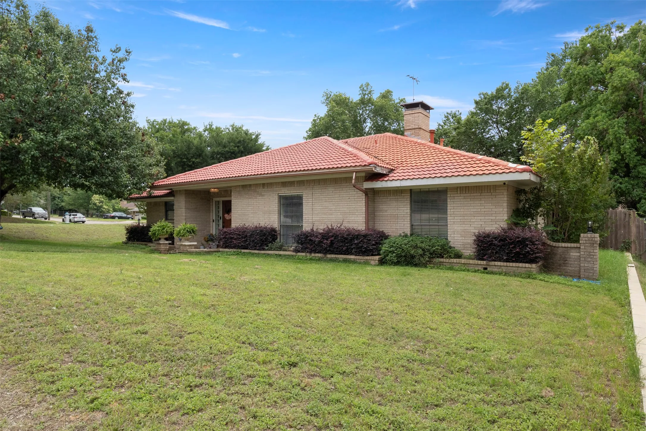 Single Family Residence For Sale in Dallas County , 1400 Rusdell Drive, Irving, Texas 75060, 3 Bedrooms, 3 Bathrooms, 2 Garage spaces, 2,386 Sqft, built in 1976, Price $420,000, mls#21266088, Real Estate Agent in Irving, Homes For Sale in Dallas county, Homes For Sale in Irving, Realtor in Irving Texas, Real Estate Brokerage Independent Realty Texas, Luminita Cordes Realtor