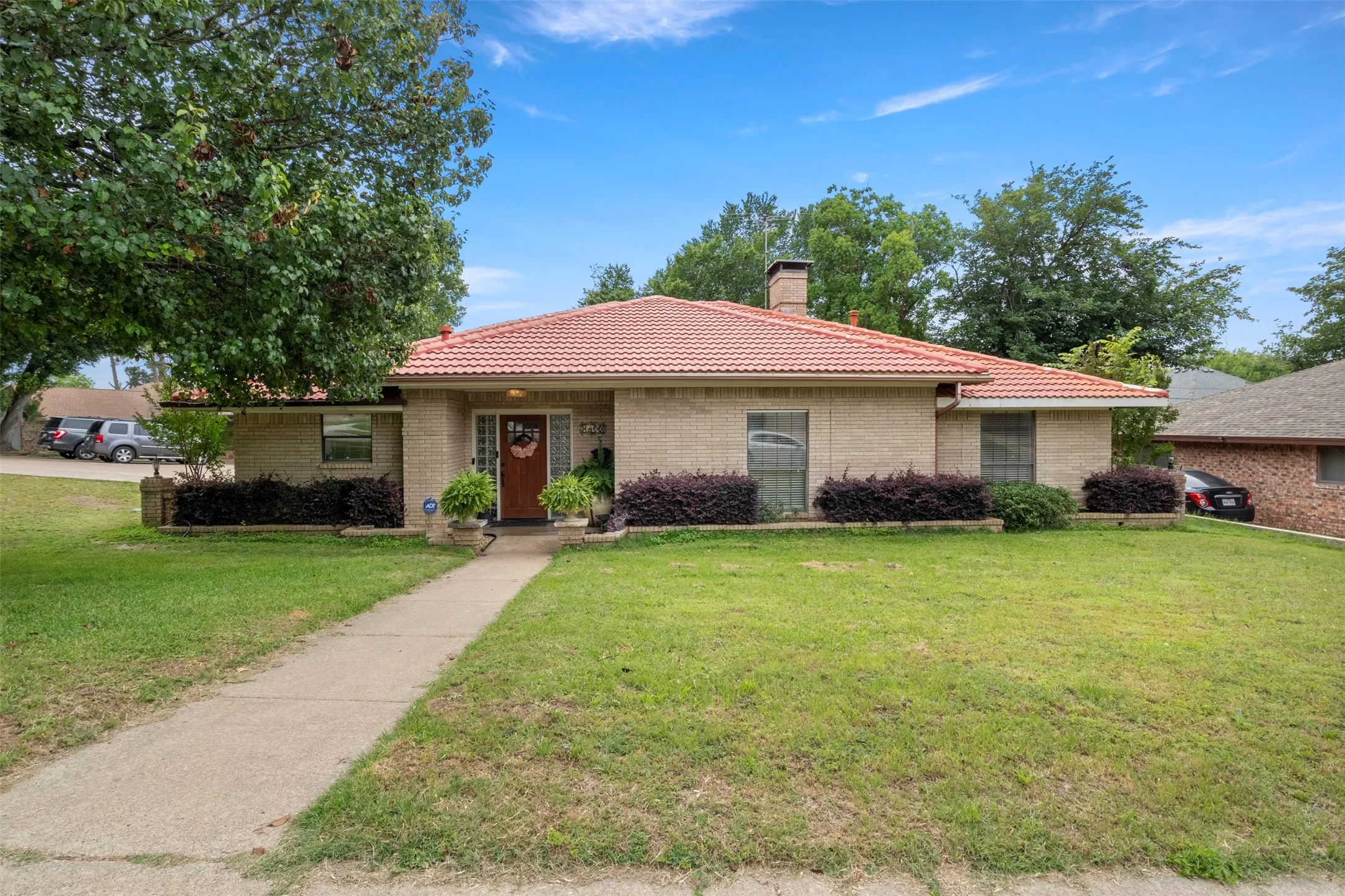 Single Family Residence For Sale in Dallas County , 1400 Rusdell Drive, Irving, Texas 75060, 3 Bedrooms, 3 Bathrooms, 2 Garage spaces, 2,386 Sqft, built in 1976, Price $420,000, mls#21266088, Real Estate Agent in Irving, Homes For Sale in Dallas county, Homes For Sale in Irving, Realtor in Irving Texas, Real Estate Brokerage Independent Realty Texas, Luminita Cordes Realtor