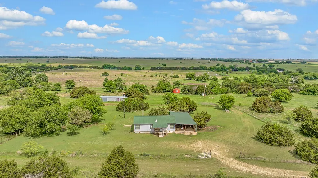 Mobile Home For Sale in Bosque County , 271 County Road 3440, Clifton, Texas 76634, 3 Bedroom, 2 Bathroom, Garage spaces, 1,120 Sqft, built in 1985, Price $549,000, mls#21268139, Real Estate Agent in Clifton, Homes For Sale in Bosque county, Homes For Sale in Clifton, Realtor in Clifton Texas, Real Estate Brokerage Independent Realty Texas, Luminita Cordes Realtor