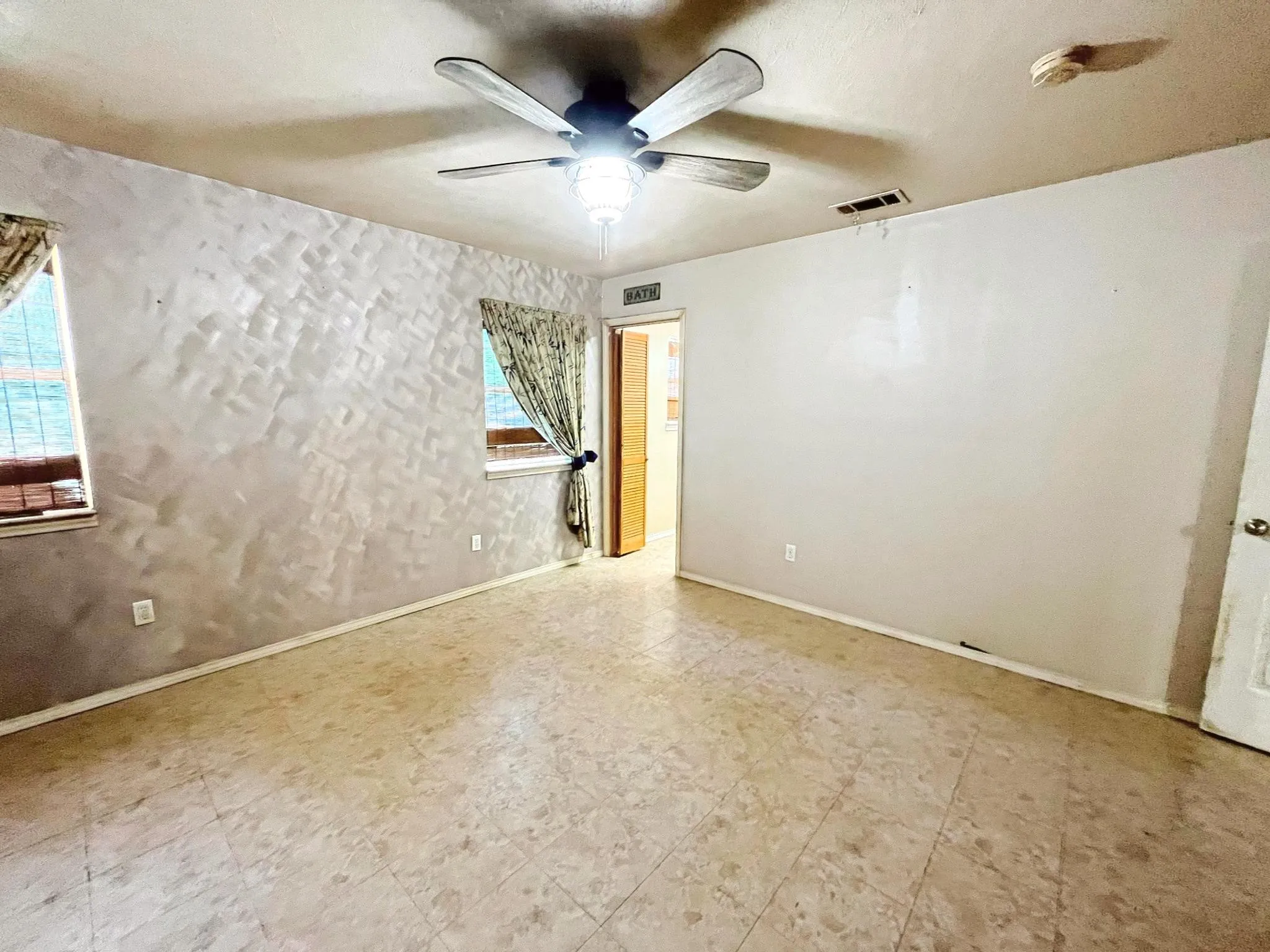 Single Family Residence For Sale in Dallas County , 904 Miranda Drive, Mesquite, Texas 75149, 4 Bedroom, 2 Bathroom, 1 Garage spaces, 1,498 Sqft, built in 1962, mls#21267651, Real Estate Agent in Mesquite, Homes For Sale in Dallas county, Homes For Sale in Mesquite, Realtor in Mesquite Texas, Real Estate Brokerage Independent Realty Texas, Luminita Cordes Realtor