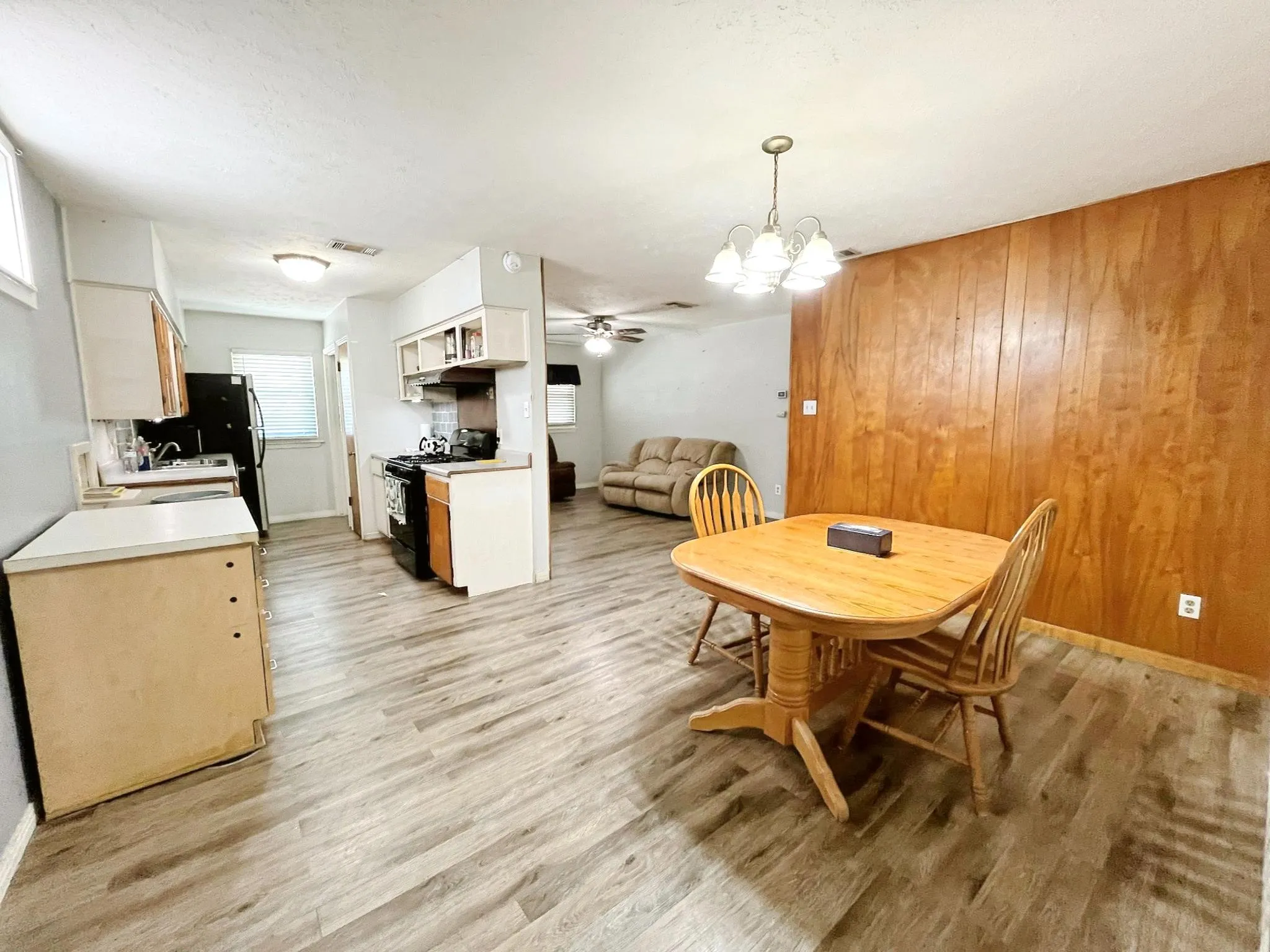 Single Family Residence For Sale in Dallas County , 904 Miranda Drive, Mesquite, Texas 75149, 4 Bedroom, 2 Bathroom, 1 Garage spaces, 1,498 Sqft, built in 1962, mls#21267651, Real Estate Agent in Mesquite, Homes For Sale in Dallas county, Homes For Sale in Mesquite, Realtor in Mesquite Texas, Real Estate Brokerage Independent Realty Texas, Luminita Cordes Realtor