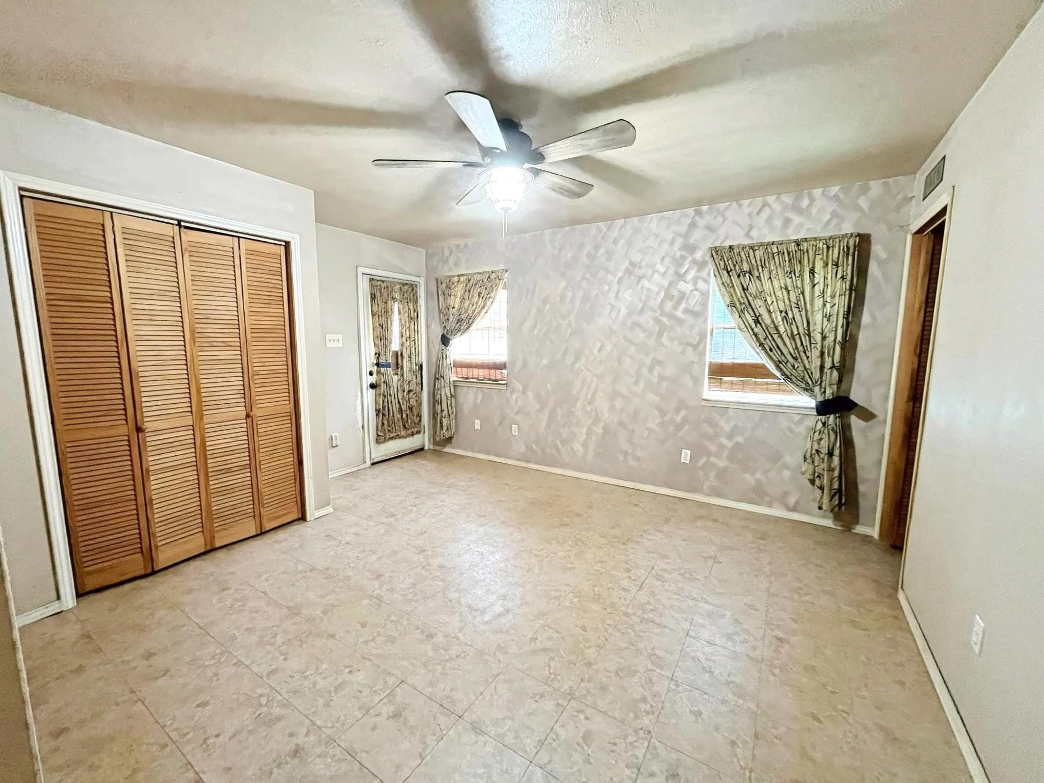 Single Family Residence For Sale in Dallas County , 904 Miranda Drive, Mesquite, Texas 75149, 4 Bedroom, 2 Bathroom, 1 Garage spaces, 1,498 Sqft, built in 1962, mls#21267651, Real Estate Agent in Mesquite, Homes For Sale in Dallas county, Homes For Sale in Mesquite, Realtor in Mesquite Texas, Real Estate Brokerage Independent Realty Texas, Luminita Cordes Realtor