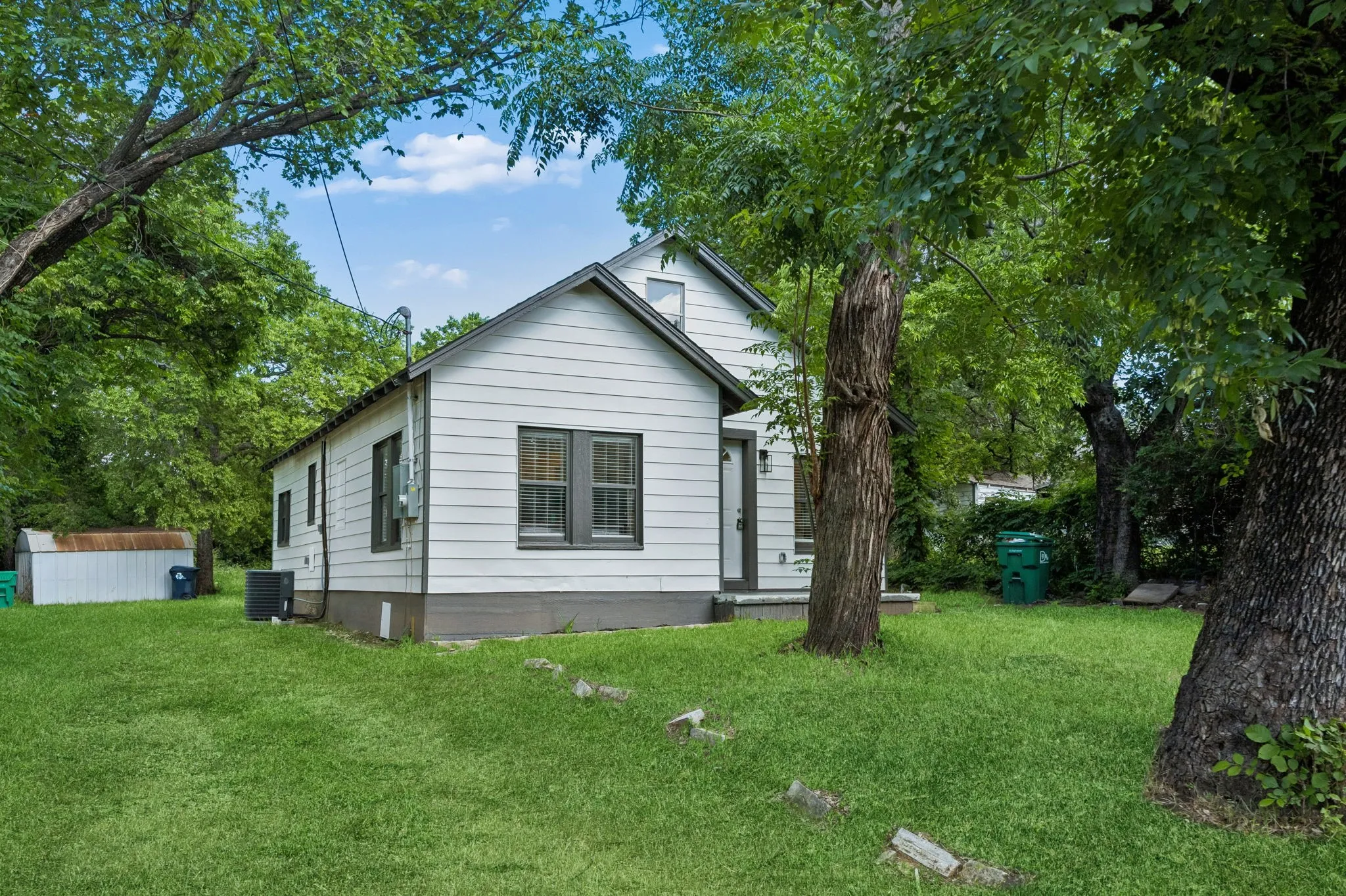 Single Family Residence For Sale in Denton County , 806 N Ruddell Street, Denton, Texas 76209, 2 Bedroom, 2 Bathroom, Garage spaces, 1,155 Sqft, built in 1966, mls#21268597, Real Estate Agent in Denton, Homes For Sale in Denton county, Homes For Sale in Denton, Realtor in Denton Texas, Real Estate Brokerage Independent Realty Texas, Luminita Cordes Realtor
