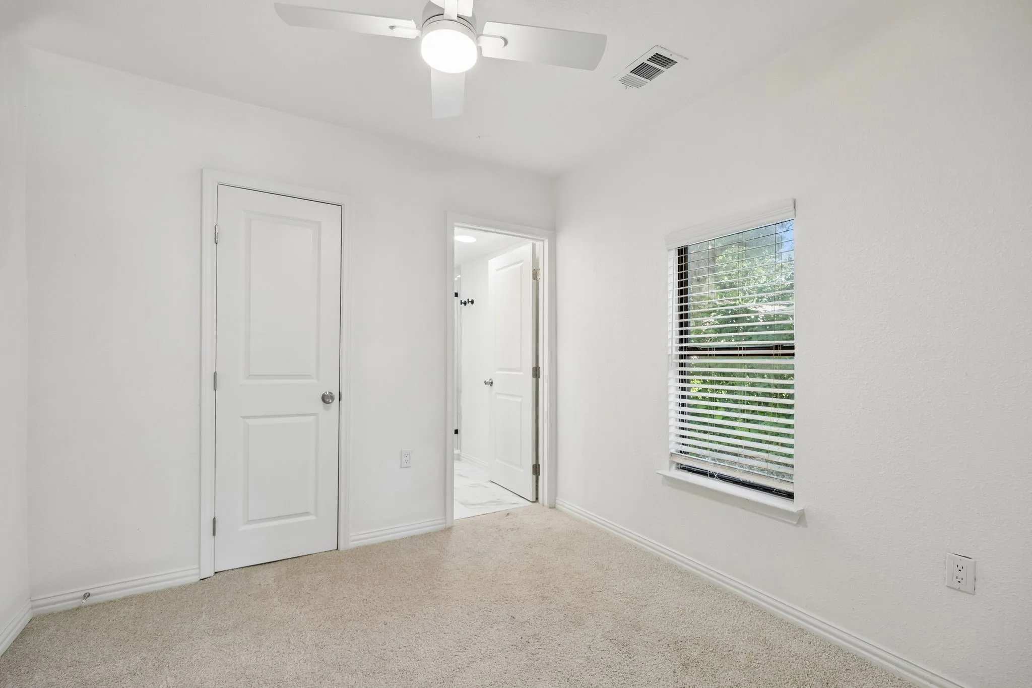 Single Family Residence For Sale in Denton County , 806 N Ruddell Street, Denton, Texas 76209, 2 Bedroom, 2 Bathroom, Garage spaces, 1,155 Sqft, built in 1966, mls#21268597, Real Estate Agent in Denton, Homes For Sale in Denton county, Homes For Sale in Denton, Realtor in Denton Texas, Real Estate Brokerage Independent Realty Texas, Luminita Cordes Realtor