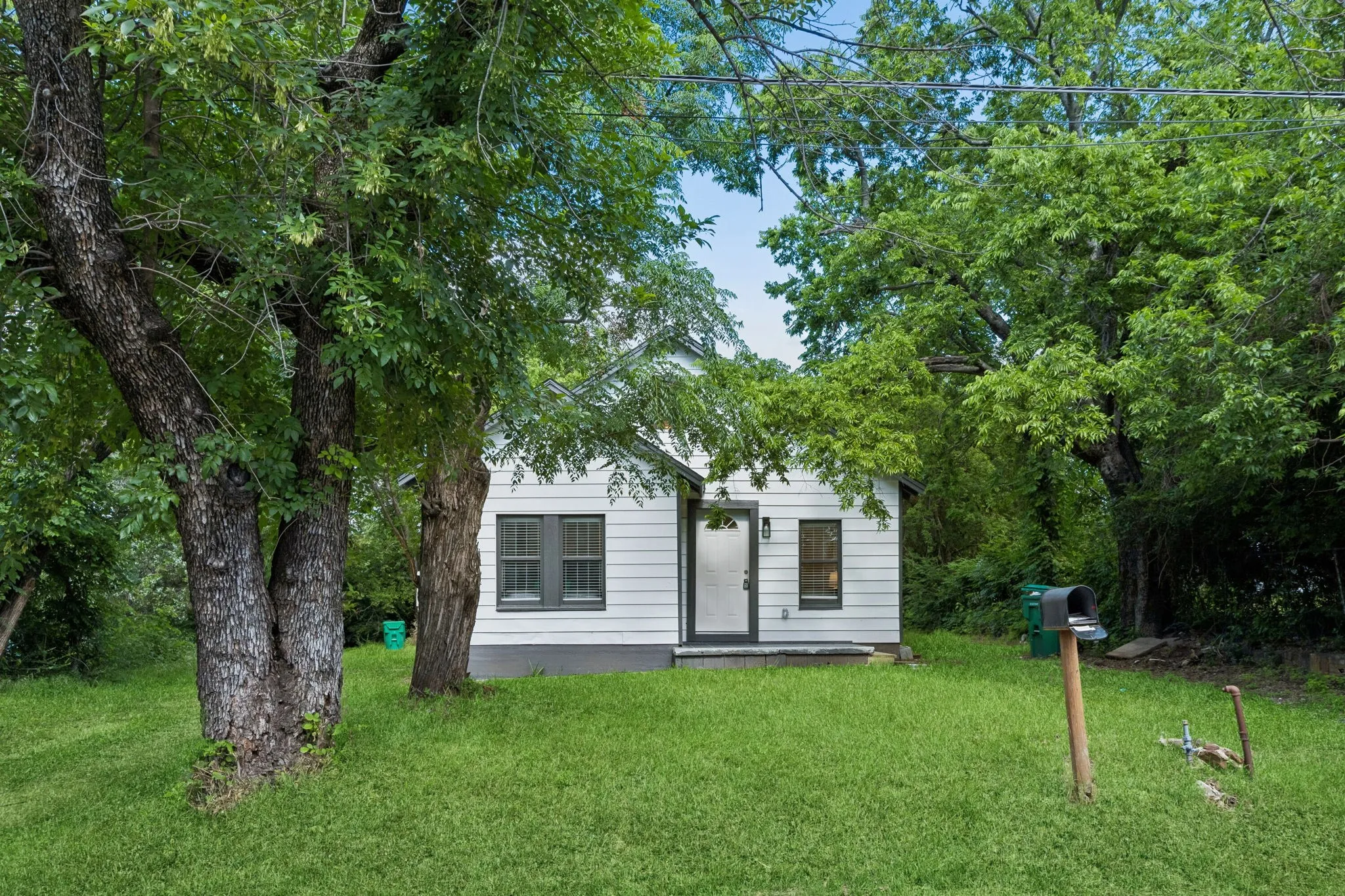 Single Family Residence For Sale in Denton County , 806 N Ruddell Street, Denton, Texas 76209, 2 Bedroom, 2 Bathroom, Garage spaces, 1,155 Sqft, built in 1966, mls#21268597, Real Estate Agent in Denton, Homes For Sale in Denton county, Homes For Sale in Denton, Realtor in Denton Texas, Real Estate Brokerage Independent Realty Texas, Luminita Cordes Realtor