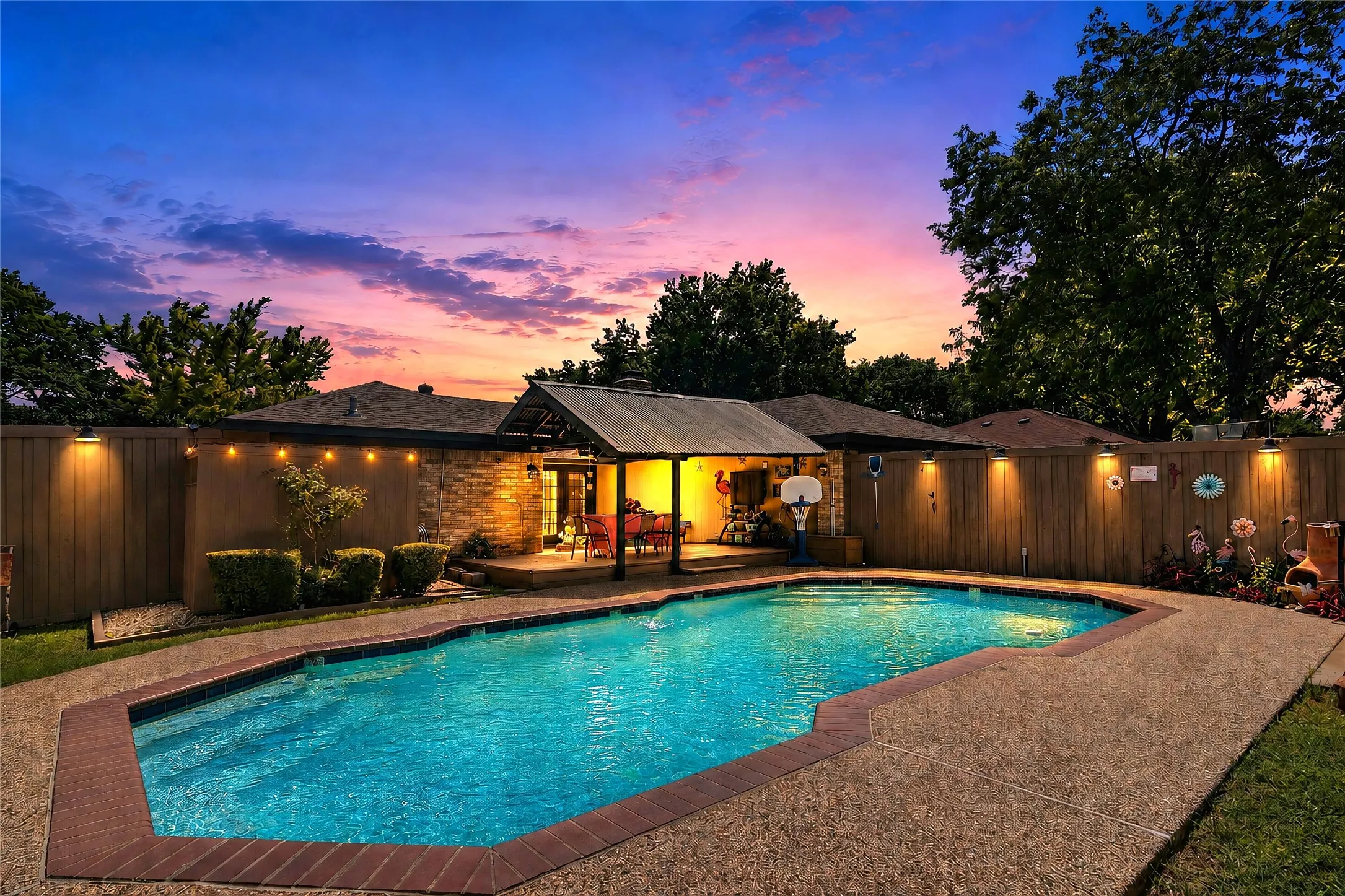 Single Family Residence For Sale in Dallas County , 5110 Vera Cruz Drive, Garland, Texas 75043, 4 Bedroom, 2 Bathroom, 2 Garage spaces, 1,773 Sqft, built in 1979, mls#21257711, Real Estate Agent in Garland, Homes For Sale in Dallas county, Homes For Sale in Garland, Realtor in Garland Texas, Real Estate Brokerage Independent Realty Texas, Luminita Cordes Realtor